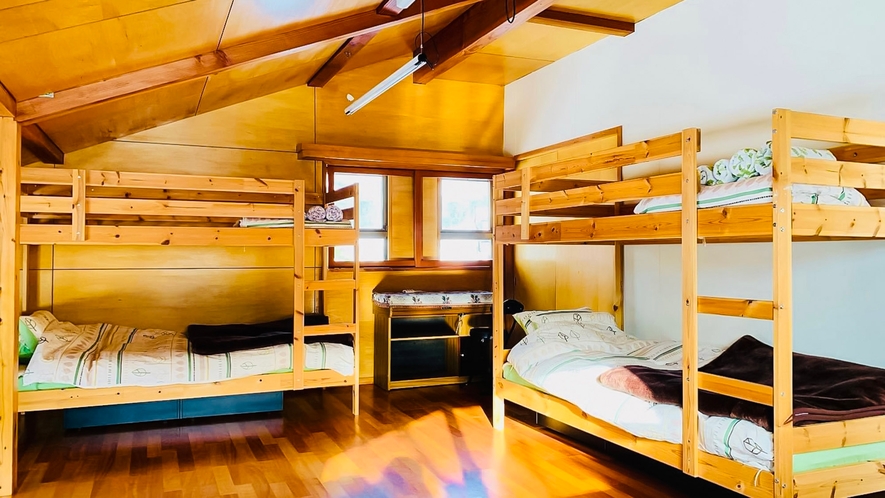 ・【ベッドルーム】2段ベッドを2台配した客室はウッディーな温かみのある空間です。