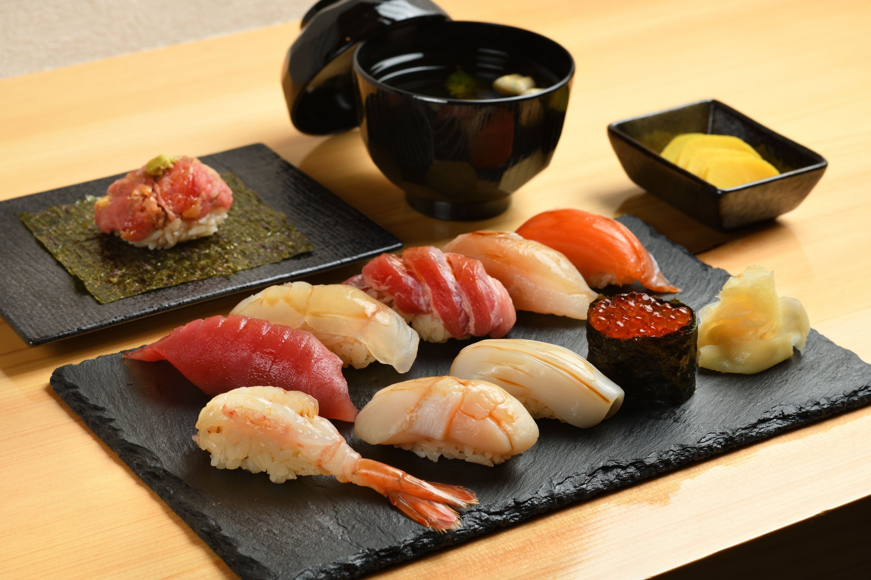 【8-9月限定！連泊割10％OFF】1泊目は特上握り・2泊目はカニ鍋を満喫！2食付・連泊プラン