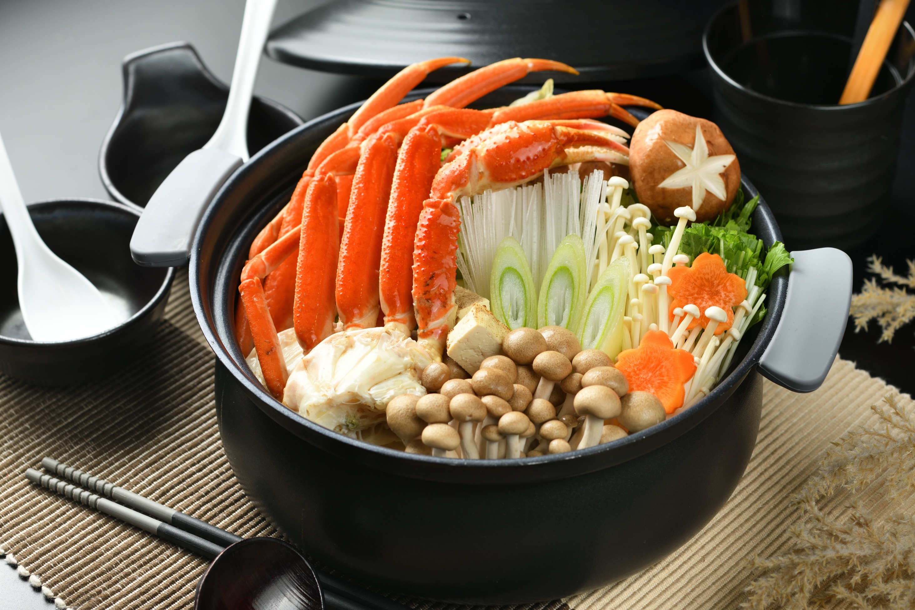 【8-9月限定！連泊割10％OFF】1泊目は特上握り・2泊目はカニ鍋を満喫！2食付・連泊プラン