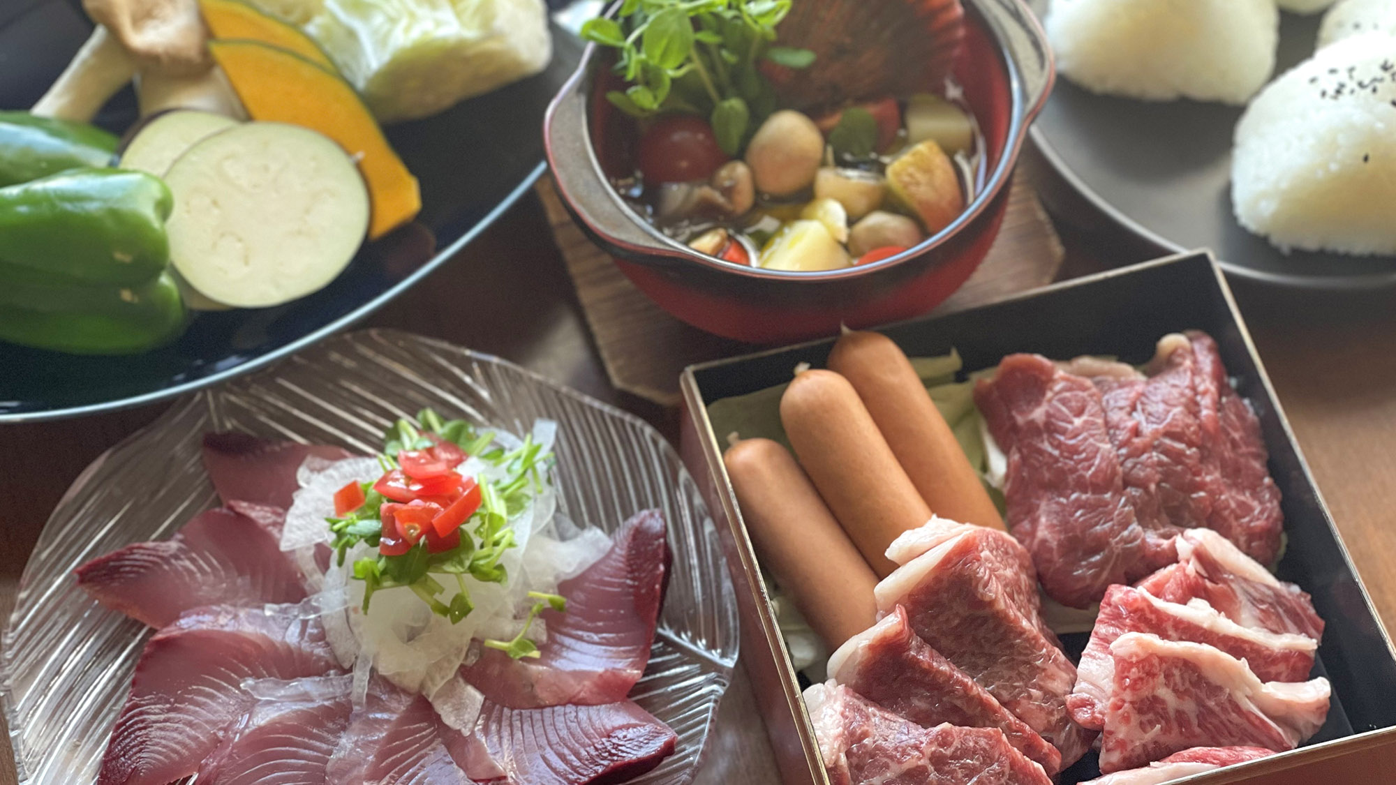 ・【BBQ】牛肉や地元の野菜、カツオなど厳選された食材をお楽しみください（一例）
