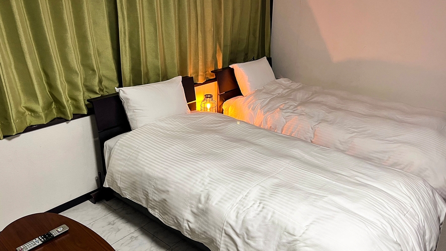 ・【301号　寝室】シングルベッドが2台。シンプルで使い勝手のいいお部屋です。