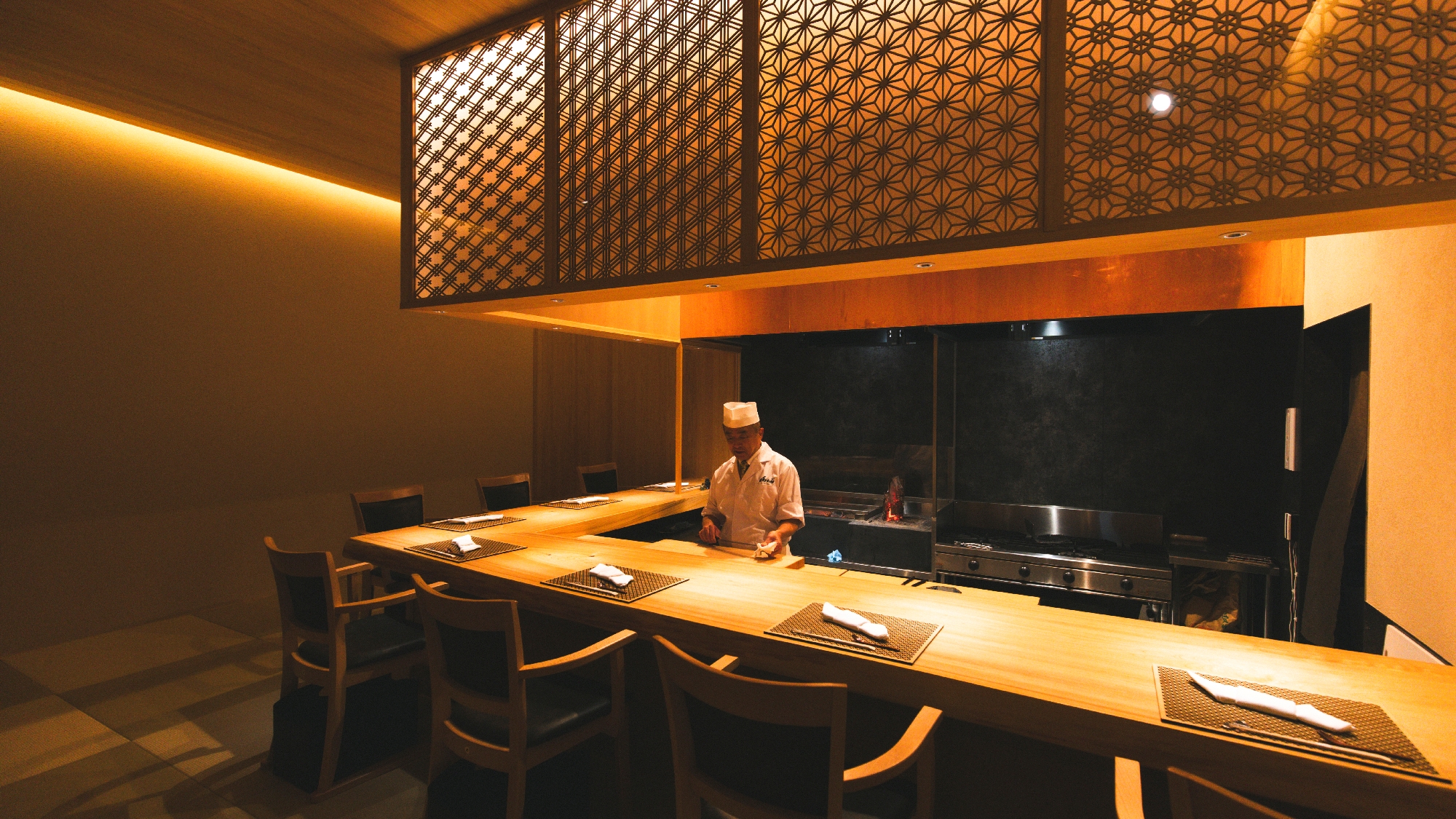 *日本料理「Musubi」カウンター前での料理風景