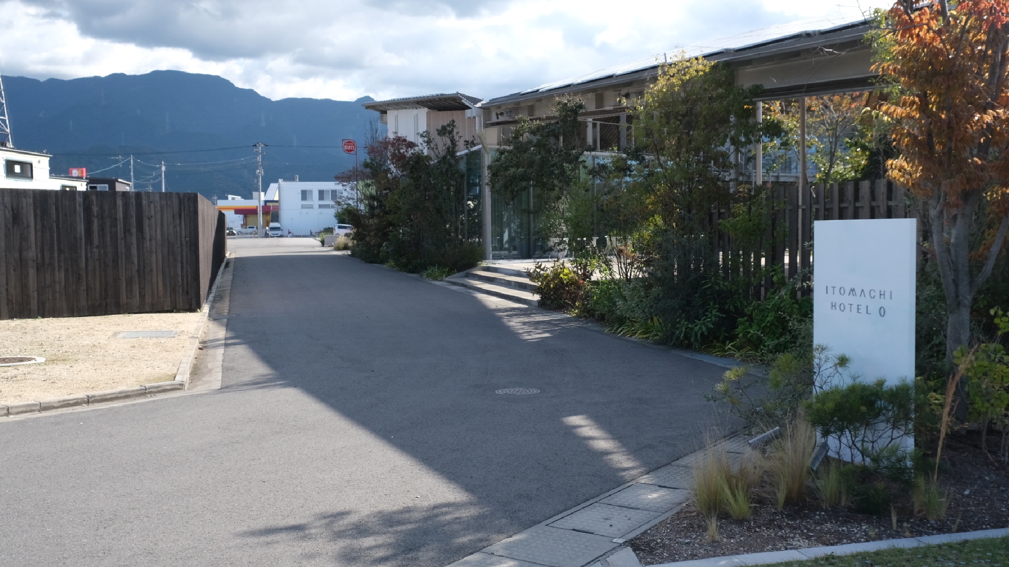 *【アクセス】いとまちエリア内でホテル看板が見えたら奥へお進みください