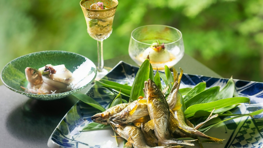 若鮎～成魚～落ち鮎。短い夏の中でも移り変わる鮎の味覚。