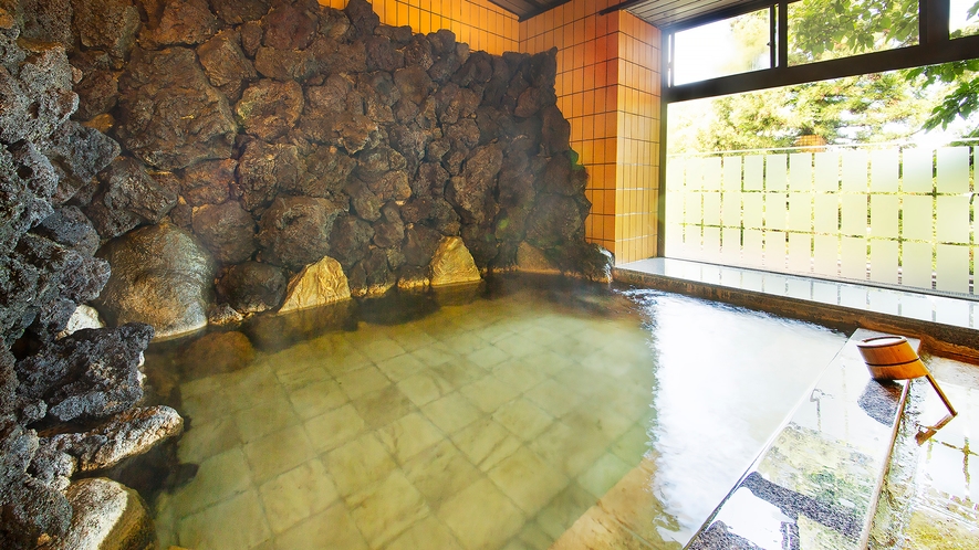 【大浴場】井戸水のなめらかな水質が、身体を潤し、ほぐしてくれます。