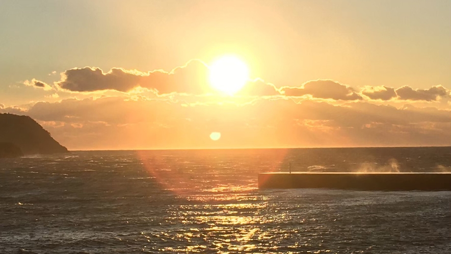 ・【海岸】駿河湾に沈む夕陽を望むことができます。潮風に包まれてやすらぎの時間を♪