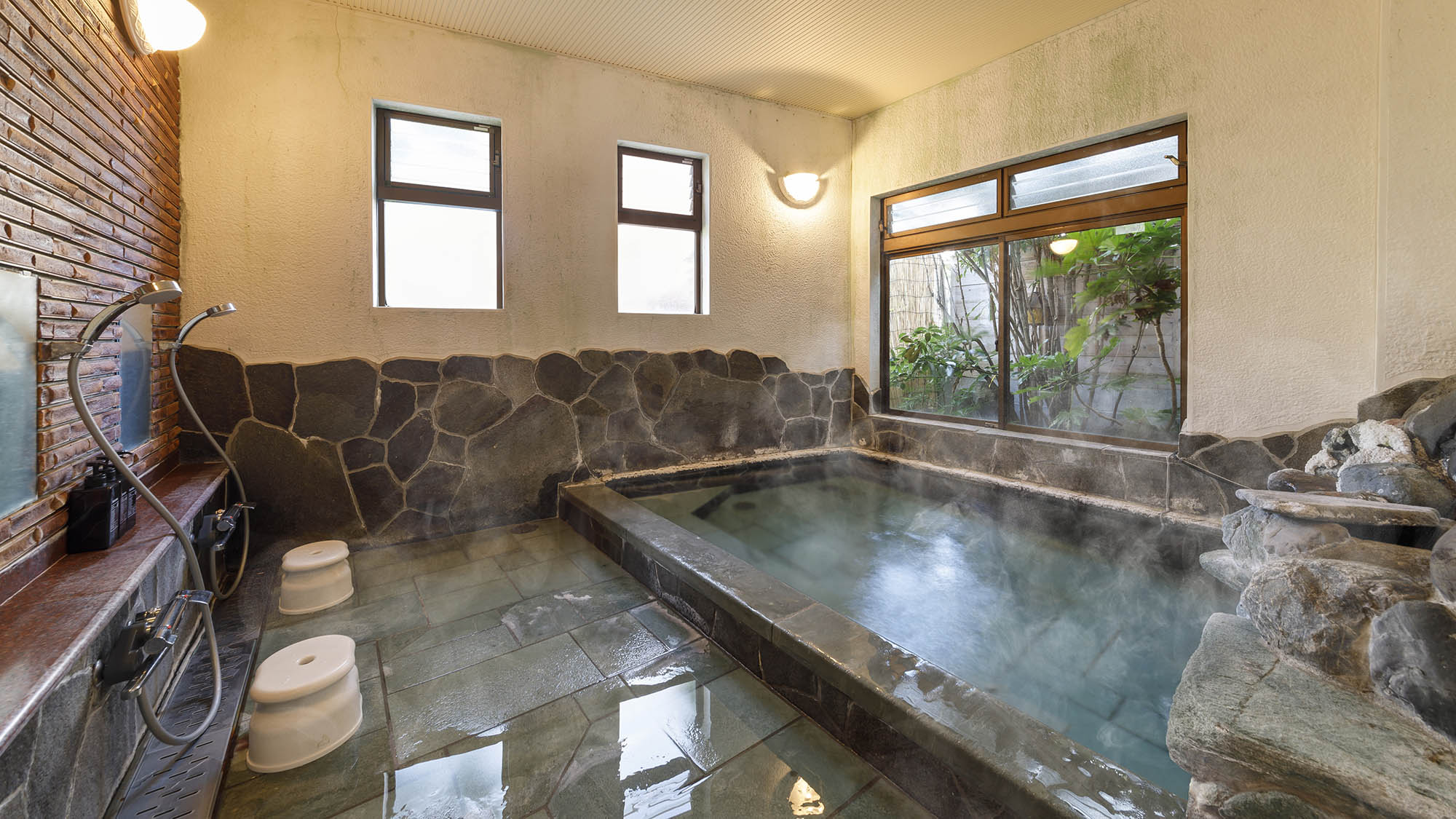 ・【内湯】源泉掛け流しの松崎温泉が惜しみなく注がれています。窓から広がる自然もご堪能ください