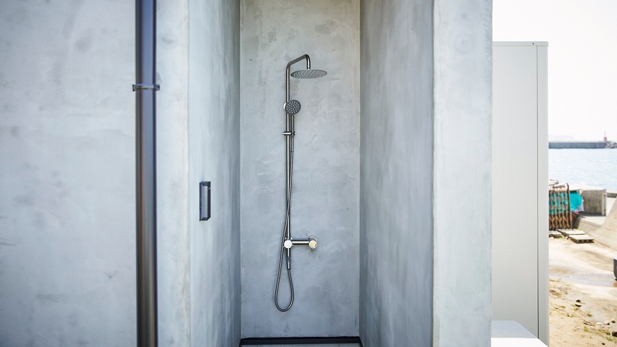 ・【屋外シャワー】シンプルで使いやすいシャワーを海でのレジャーの際にお使いください。