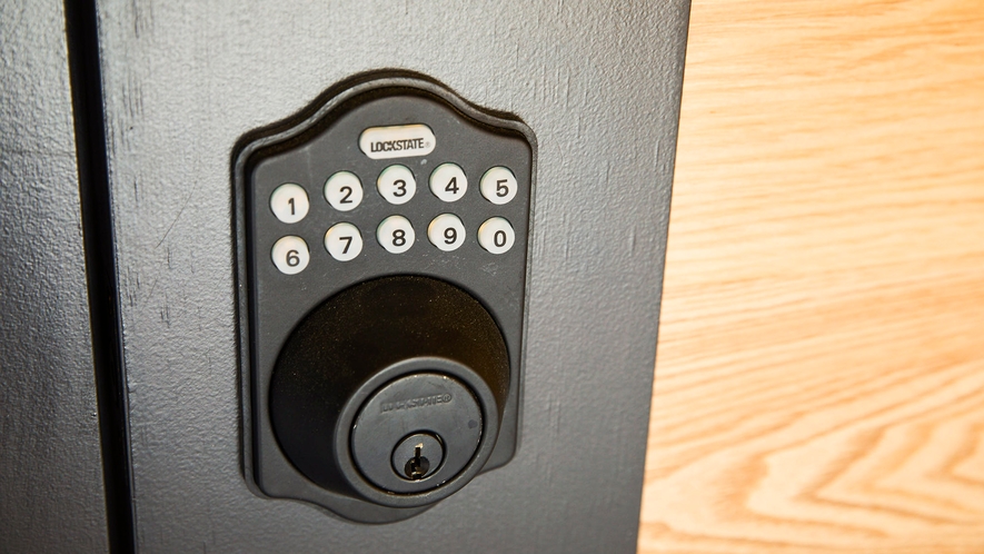 ・【玄関ドア】安心安全のナンバーキーも完備。