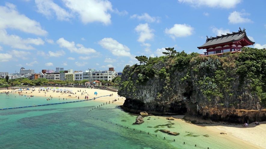 【観光】ホテルから最も近いビーチは波の上ビーチ！　ビーチの巨石の上には波上宮があります！