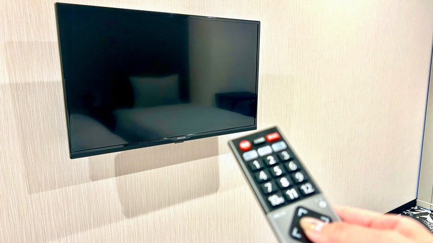 【部屋設備】客室全室に一台の壁掛け大型テレビ