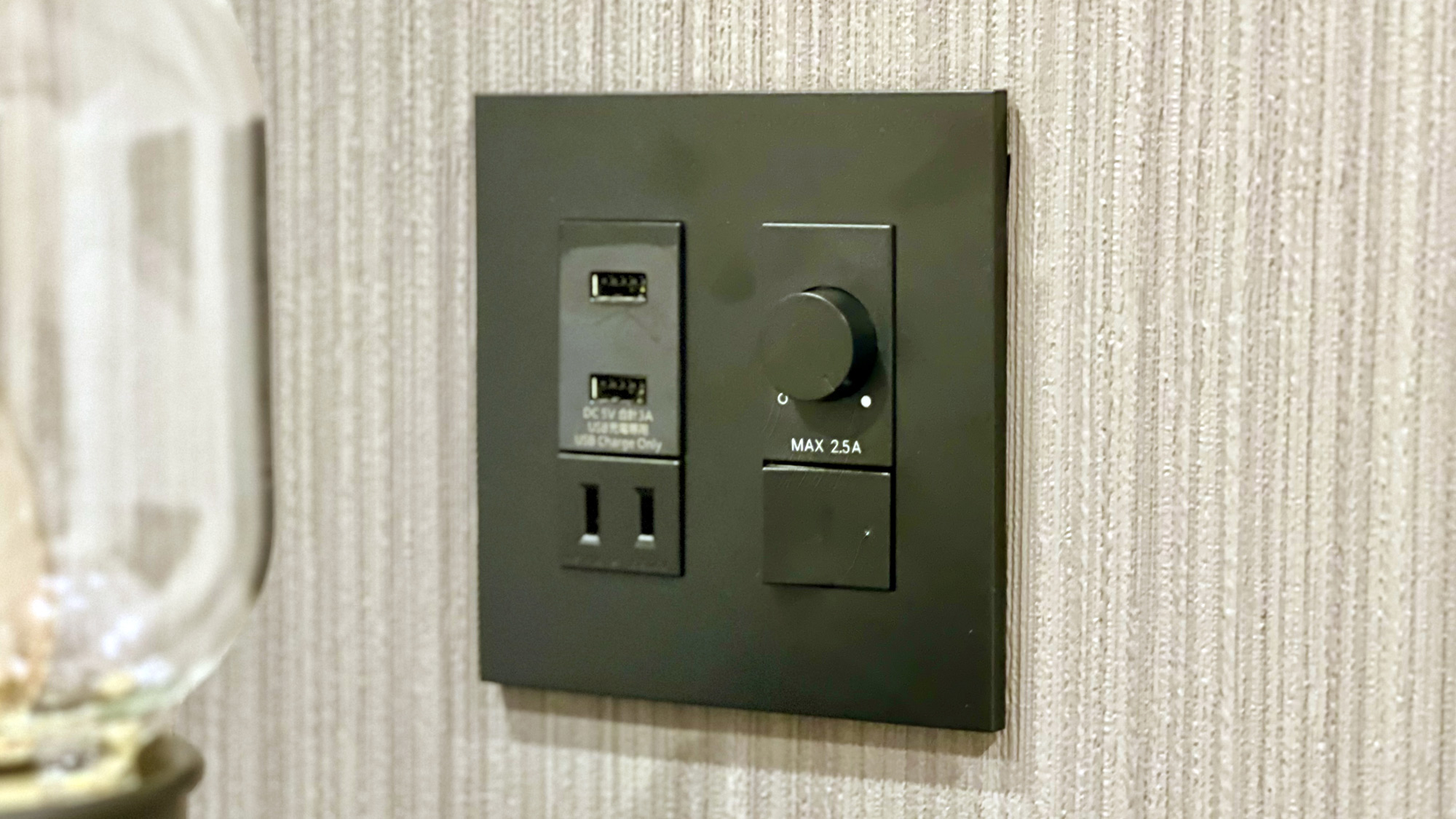 部屋設備　ベッド周辺-USB端末もOKなコンセントや照明調整スイッチ