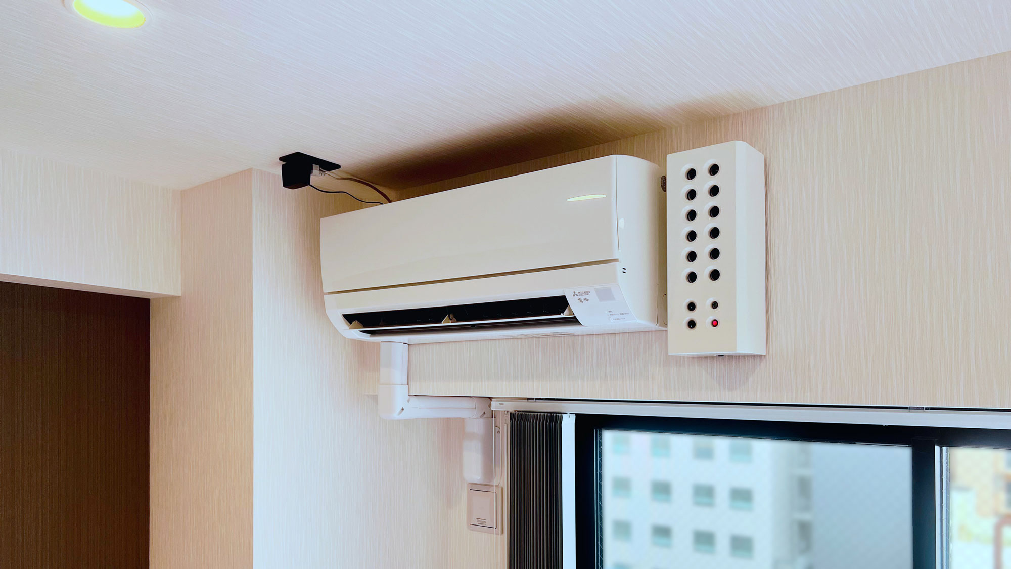 部屋設備　エアコン右の装置「サリール」はオゾンの力で除菌消臭空気清浄を行います♪お子様にも安心です