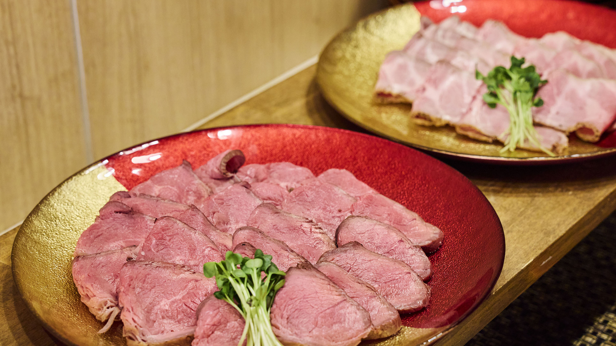 朝食ビュッフェ｜お肉の贅沢な美味しさを食べくらべ、しっとり柔らかなローストビーフとローストポーク。