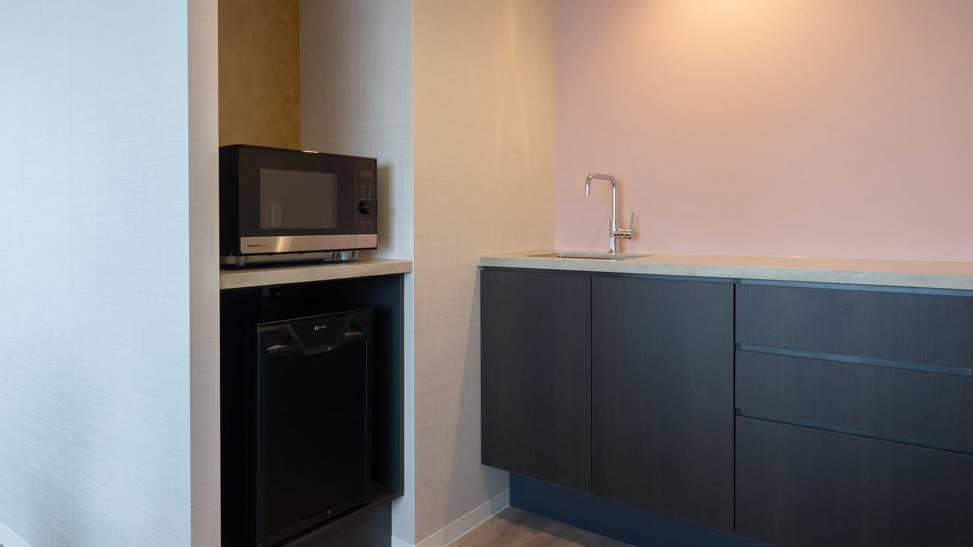 【ファミリールームB】ミニキッチン(コンロなし)と電子レンジをご用意