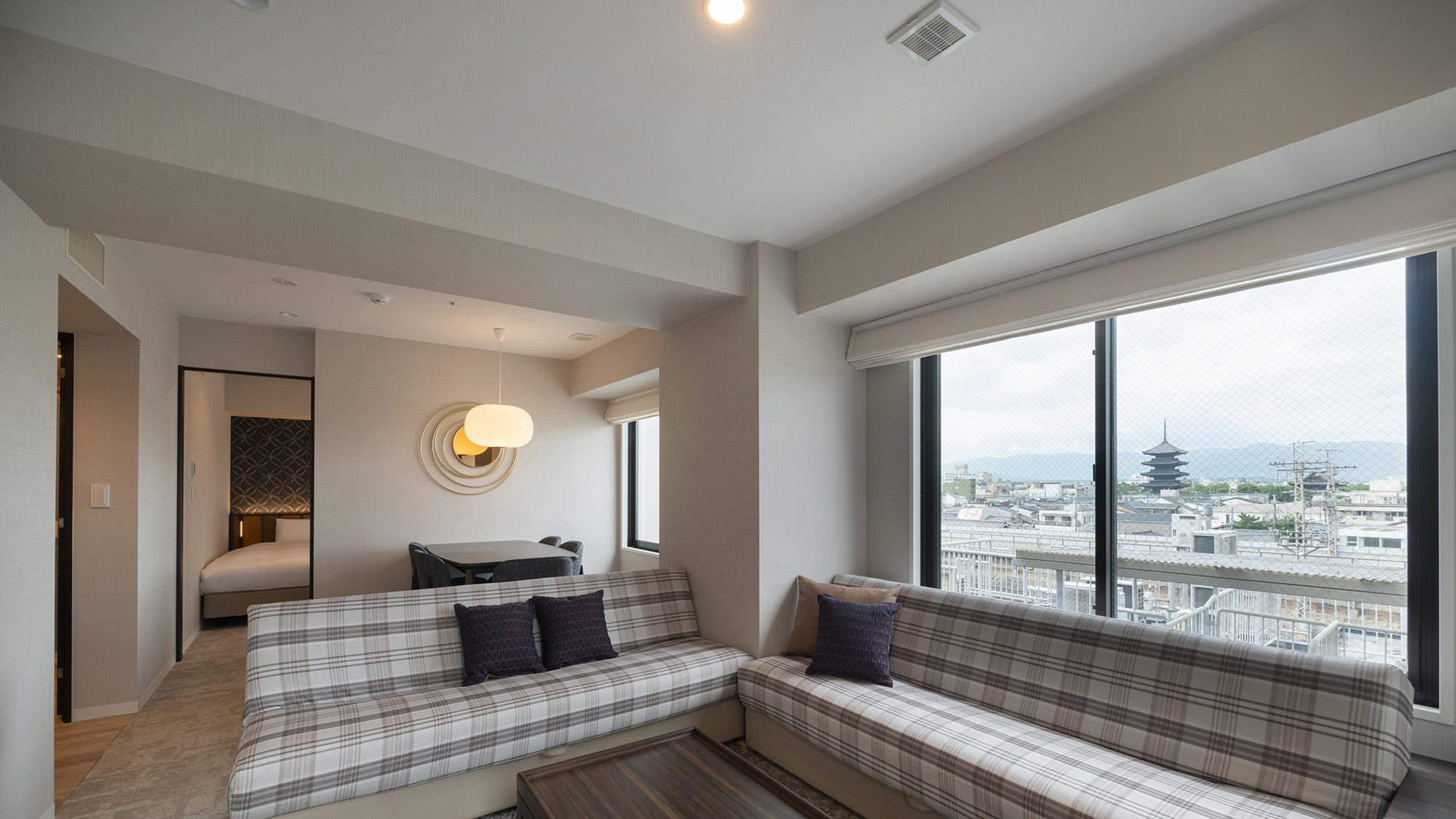 【ファミリールームB】フロアのコーナーに位置するルーフバルコニー付の客室です。