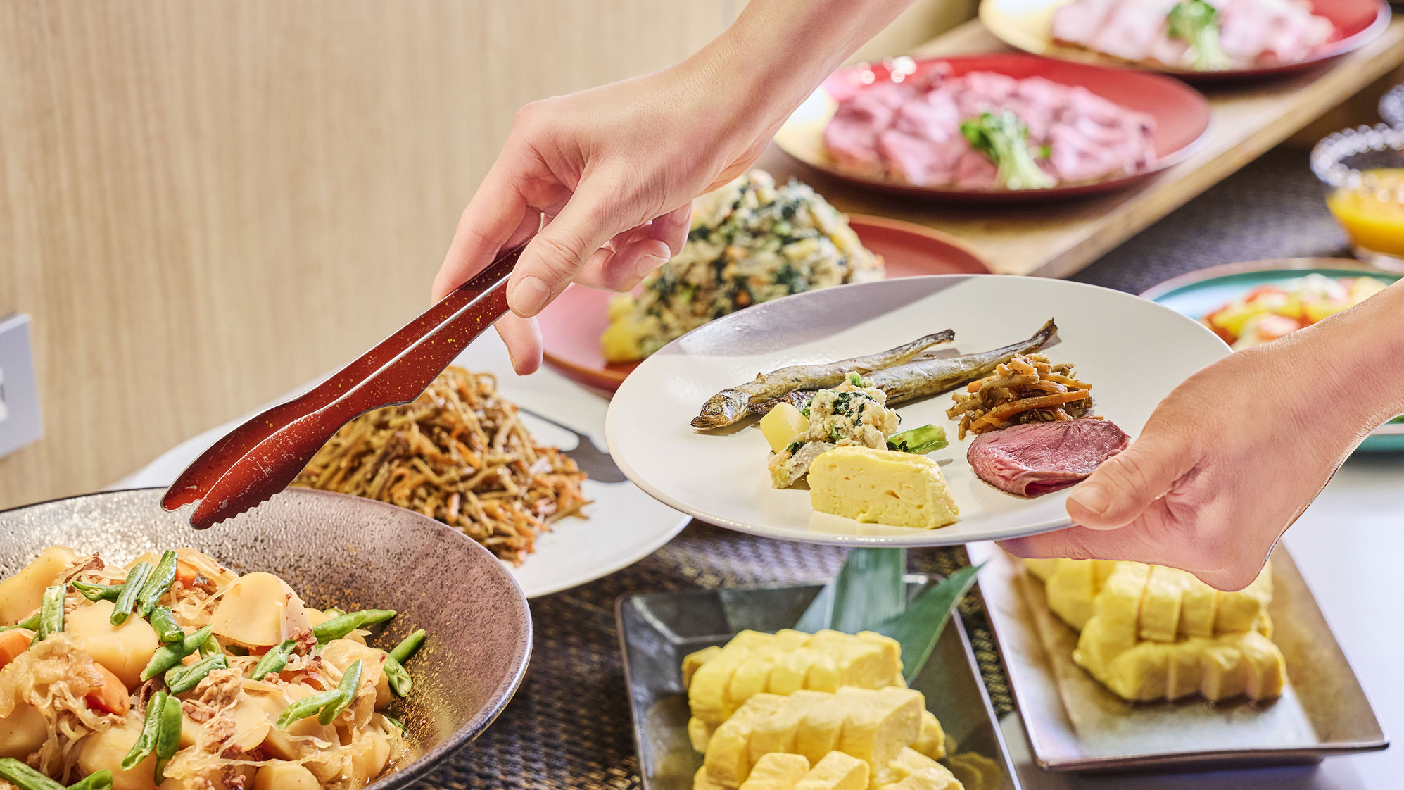 朝食ビュッフェ｜バラエティ豊かなメニュー約50品、１日の始まりにおいしい朝食をお楽しみください。