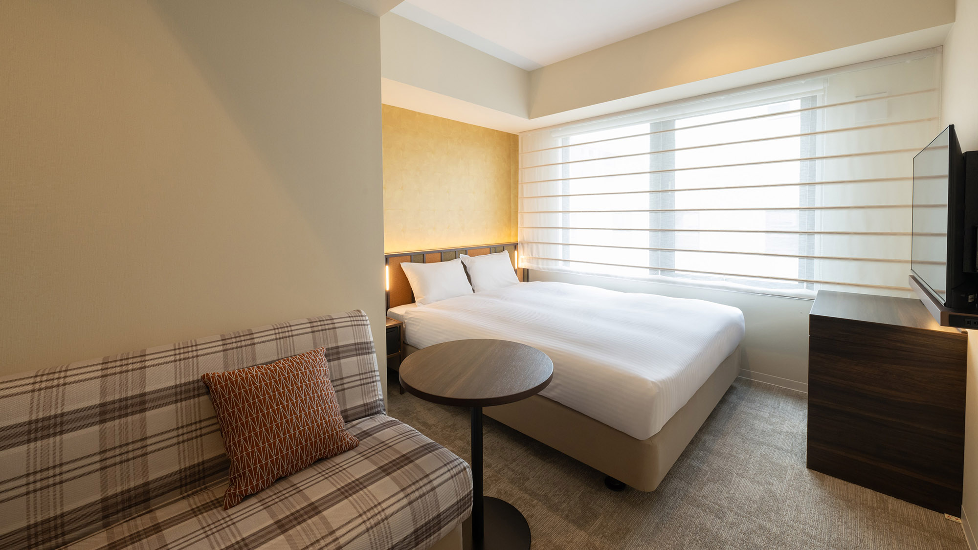 【スーペリアダブル/20-23m²】ソファをベッドとして活用することで最大3名様までご宿泊可能です。