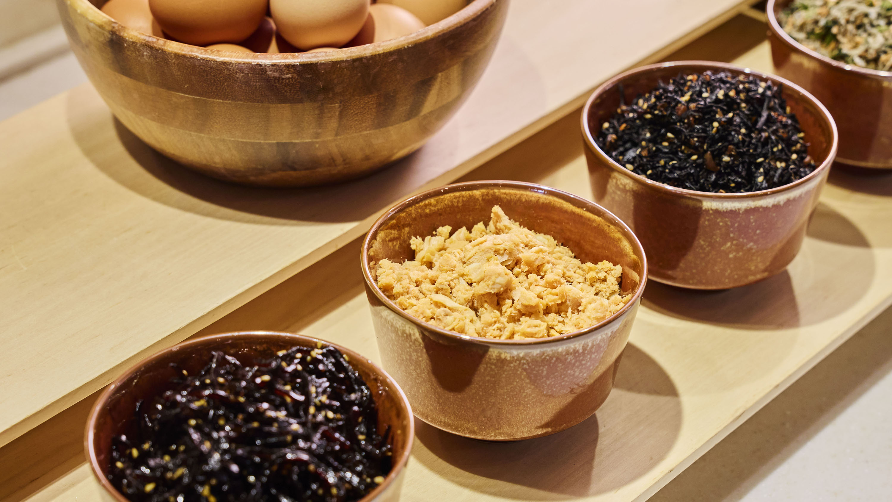 朝食ビュッフェ｜彩り豊かなごはんのお供。厳選された具材で、炊きたてのご飯がもっと贅沢に。