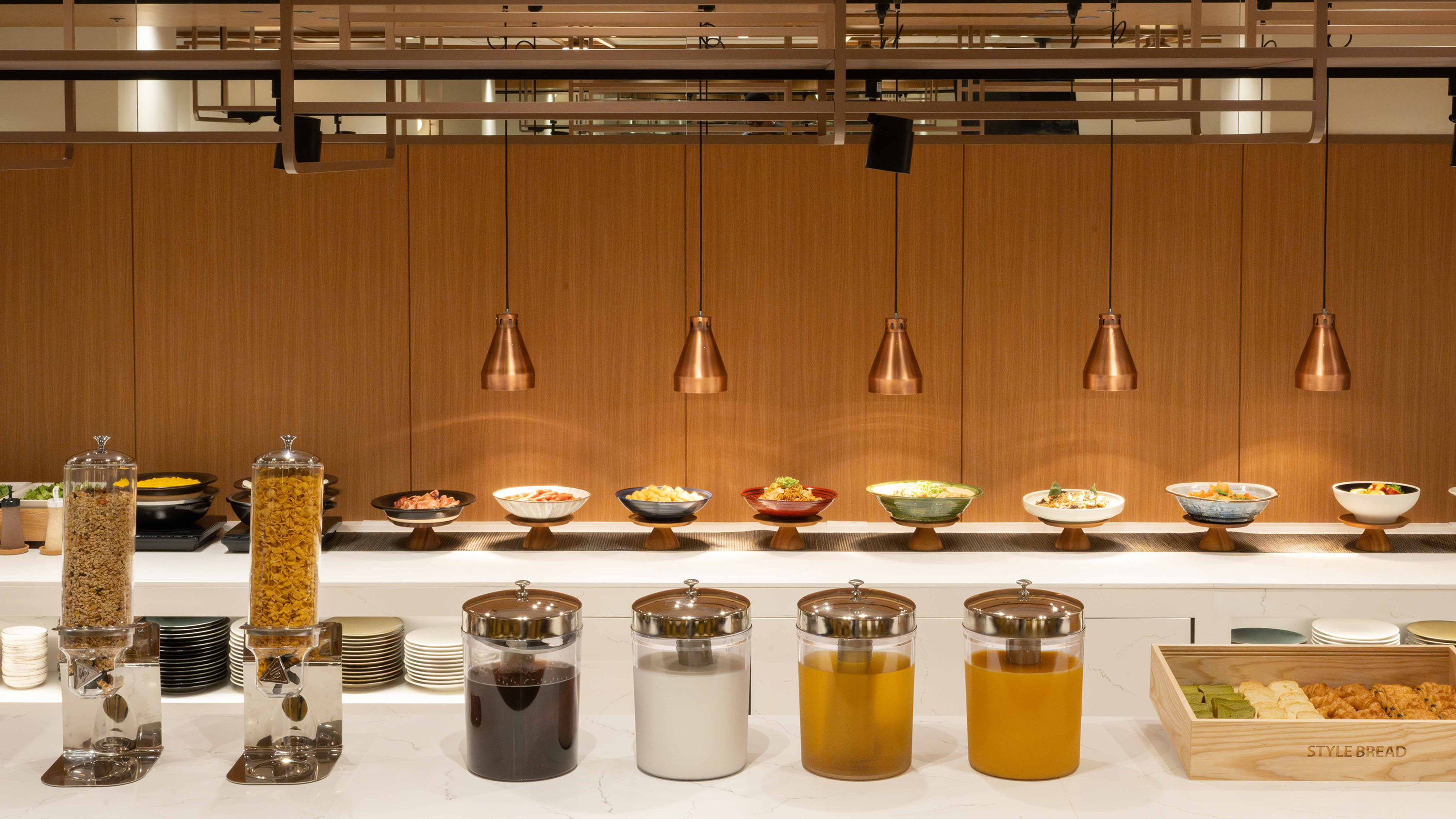 朝食ビュッフェ｜コーヒー、紅茶、ジュースなど、選べる豊富なドリンクコーナー。シリアルもどうぞ。