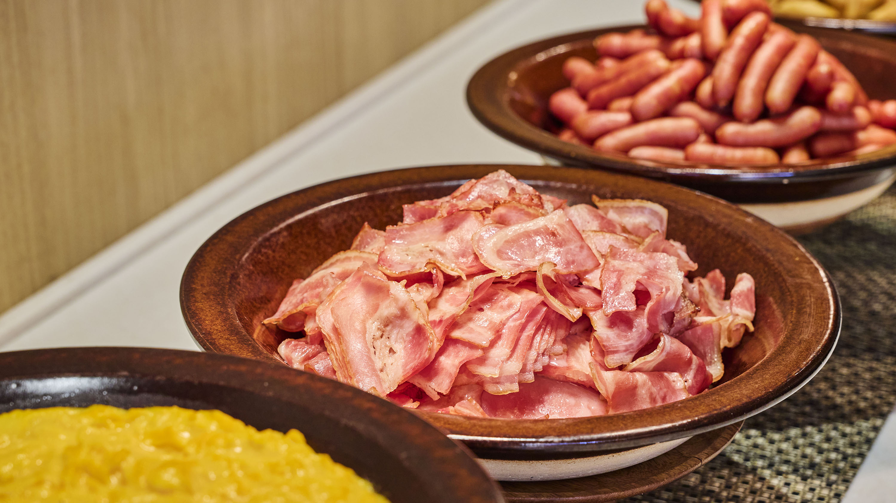 朝食ビュッフェ｜あふれる肉汁のソーセージと旨みたっぷりのベーコン。ホテル朝食の王道です。