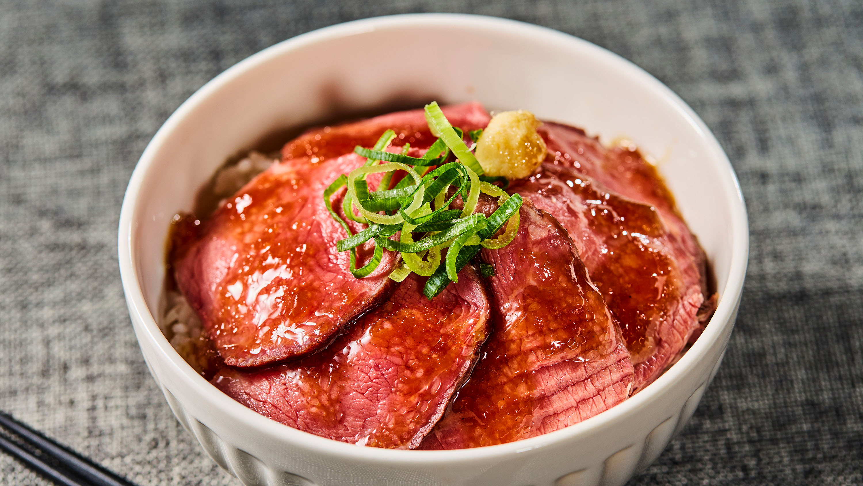 朝食ビュッフェ｜しっとりローストビーフを丼にアレンジ。特製ソースが絡む大満足のガッツリ朝ごはん。