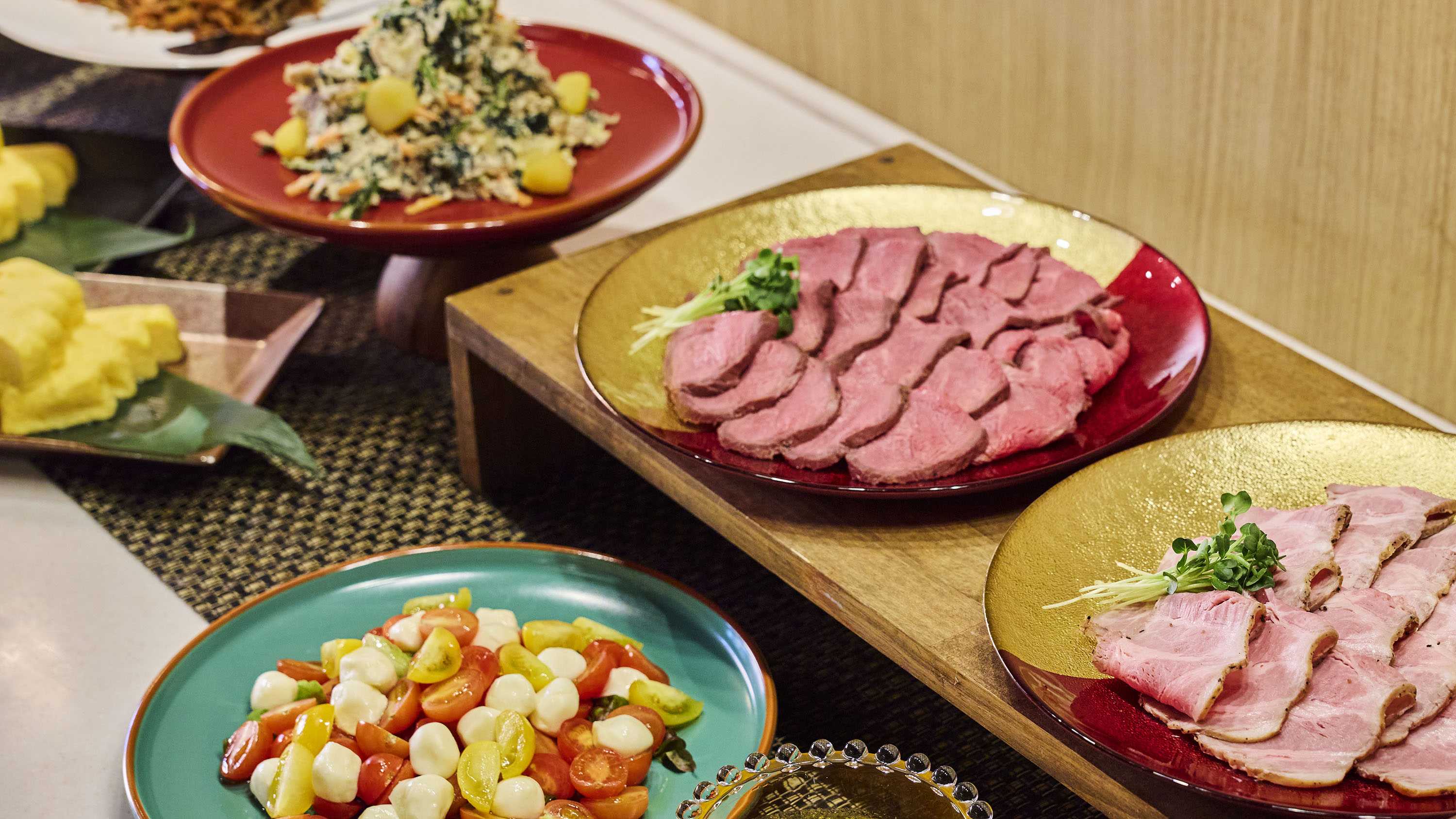 朝食ビュッフェ｜ローストビーフとローストポークは3種のソースと西洋わさびでお楽しみください。