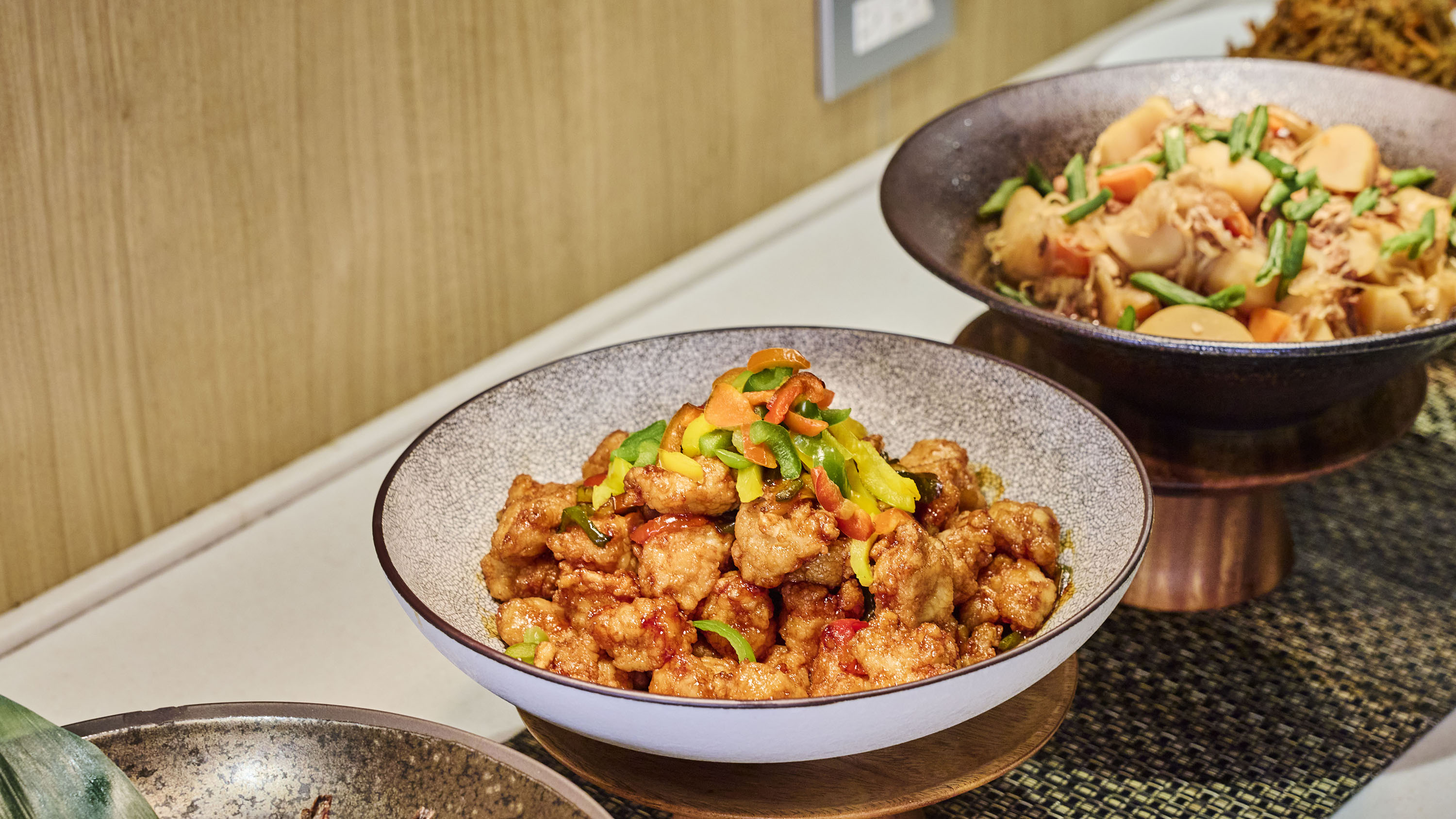 朝食ビュッフェ｜香ばしい焼き魚と、彩り豊かなおかず。朝からご飯が進みます。