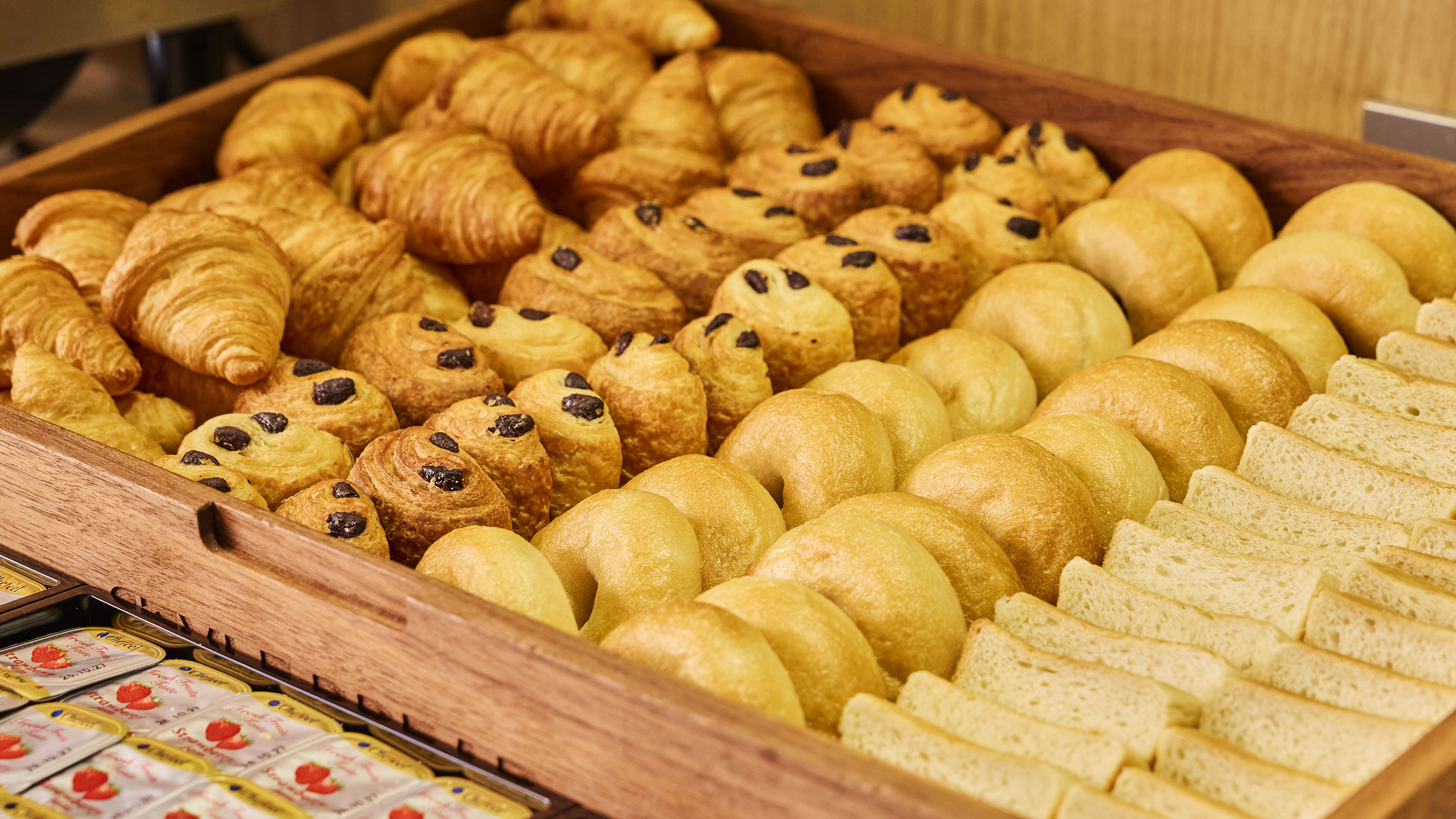 朝食ビュッフェ｜香ばしいパンの香りに包まれる、選ぶ楽しさあふれる朝時間。
