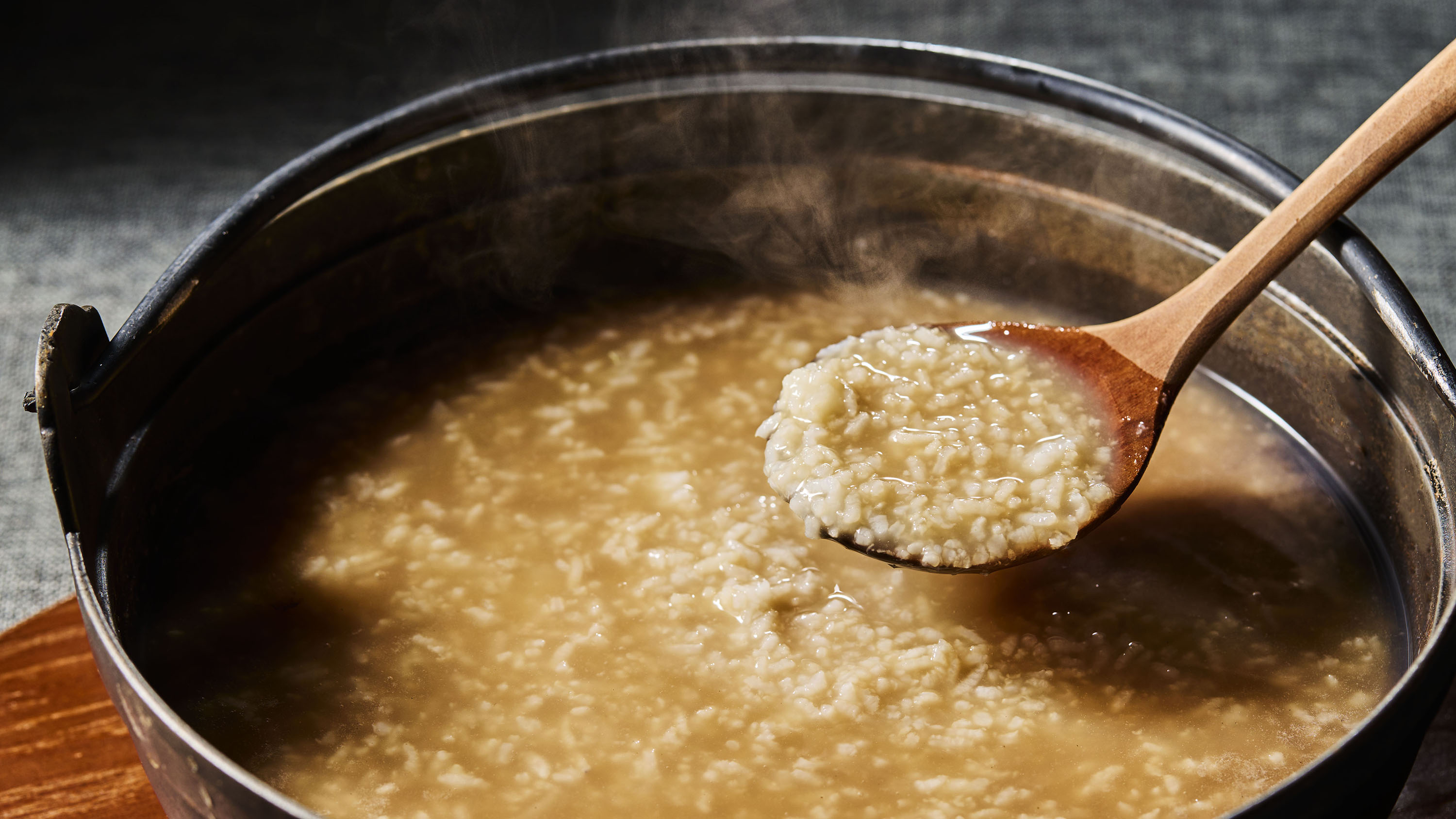 朝食ビュッフェ｜お茶で炊き上げた茶粥は、さらりとした軽い食感と、香ばしいお茶の風味が特徴です。