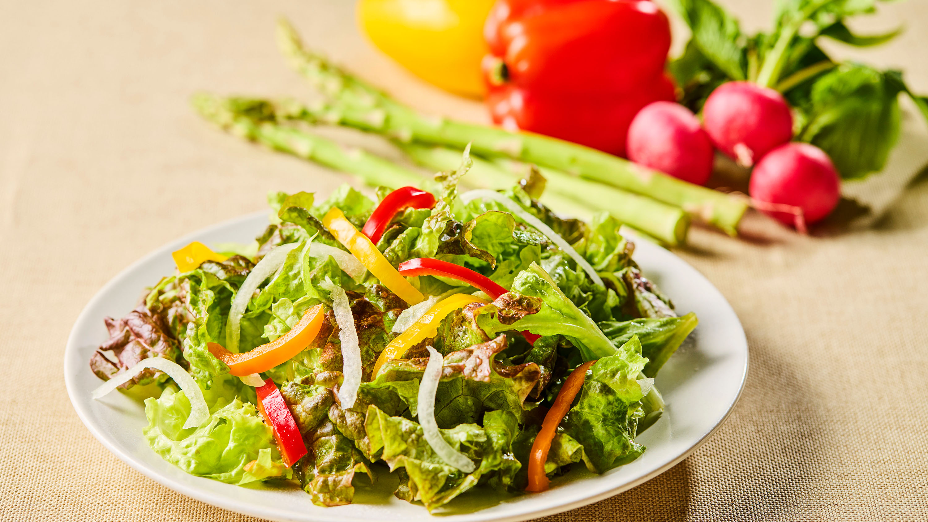 朝食ビュッフェ｜ホテルの朝食ビュッフェで楽しめる、彩り豊かな新鮮野菜のサラダ。