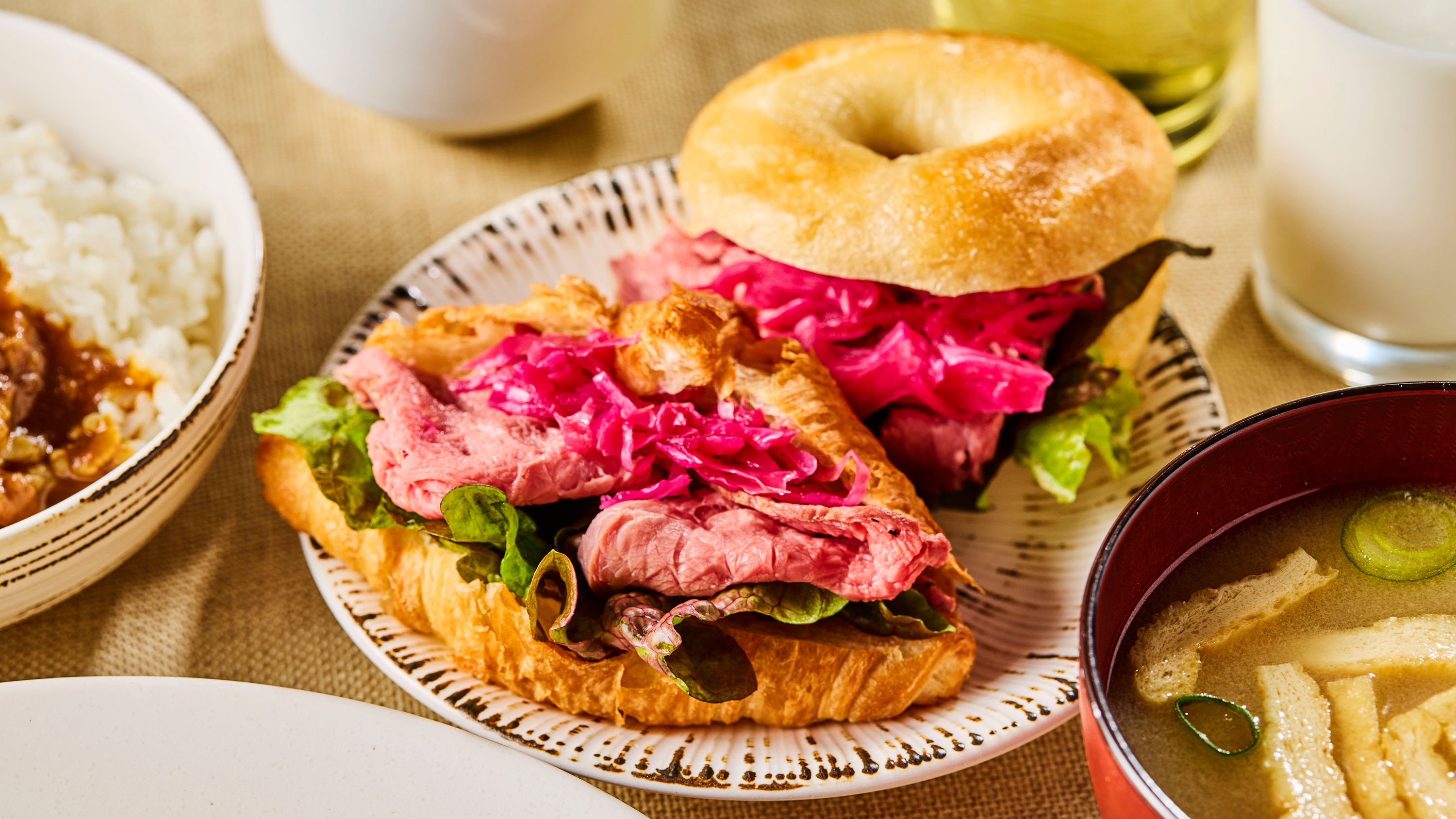 朝食ビュッフェ｜ローストビーフと野菜を贅沢にサンド。クロワッサンとベーグルで楽しむ華やかな朝食。