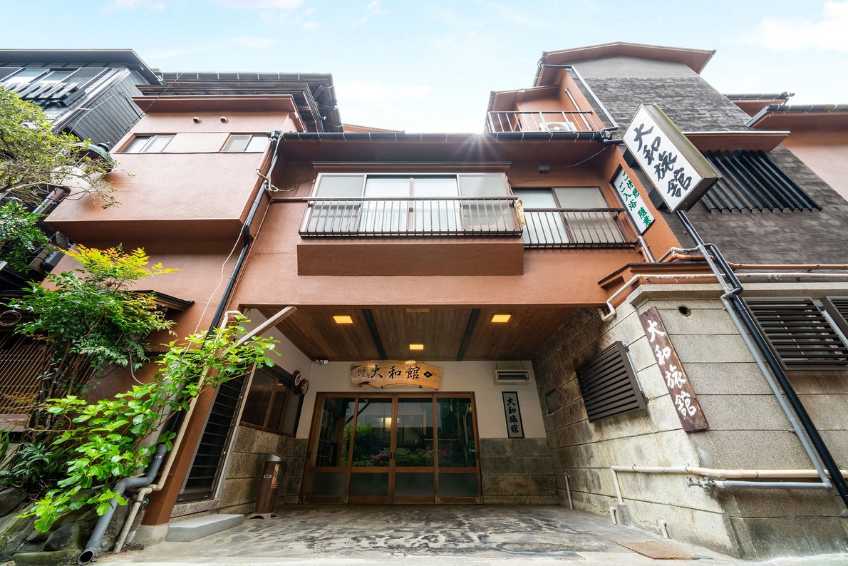 ◆【直前割】箱根湯本駅から徒歩6分！歴史息づく館内と、箱根最古の源泉掛け流し温泉を貸切風呂で＜素泊＞