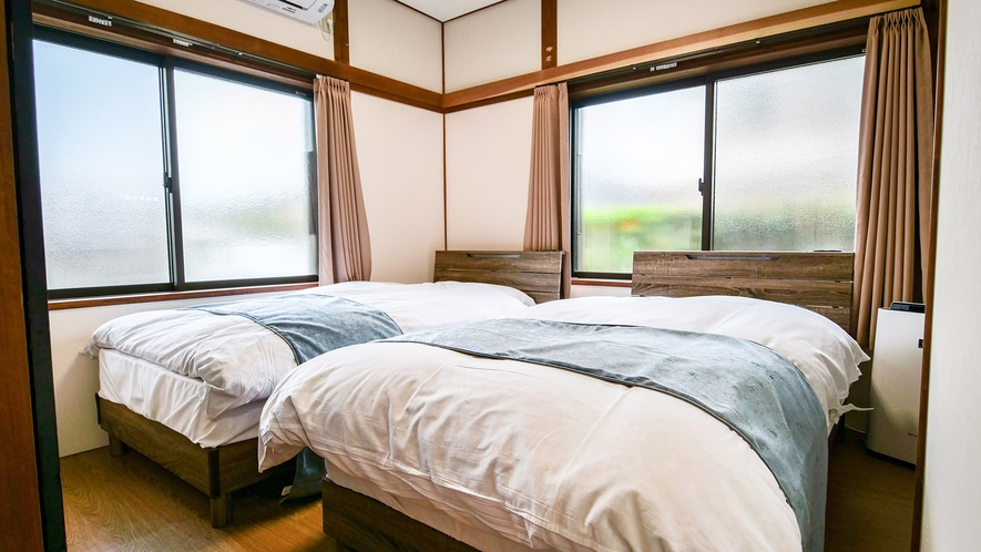 ・【寝室1】室内に窓が2つ。新鮮な空気を取り込め、気持ちの良い朝を迎えられます