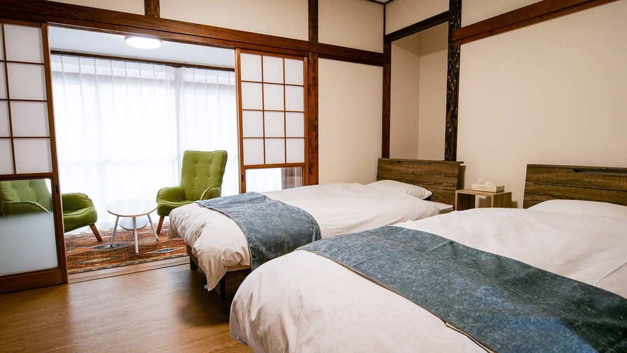 ・【寝室2】シングルベッド2台の寝室。奥にはシングルソファーとローテーブルがございます