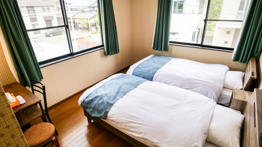 ・【寝室3】シングルベッド2台の寝室。角部屋で2面窓、朝は新鮮な空気を入れて良い目覚めを