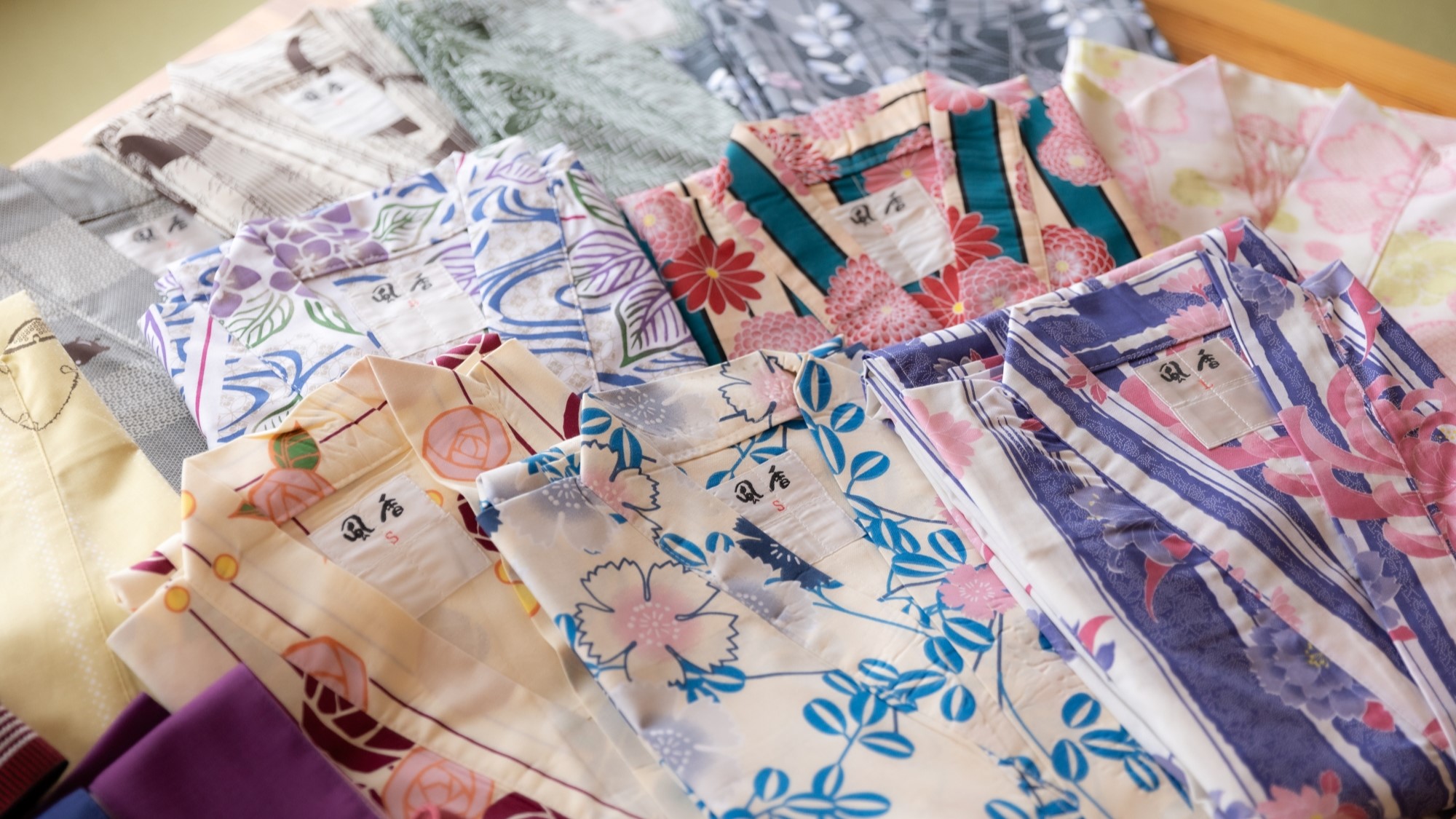 色浴衣で城崎温泉を街歩き