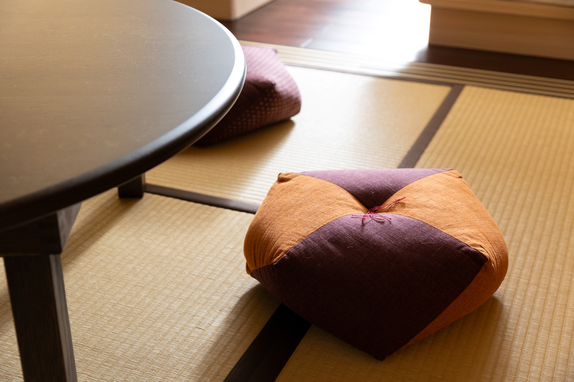 何十年もウイスキーを育んだ樽材を使用したレトロなちゃぶ台