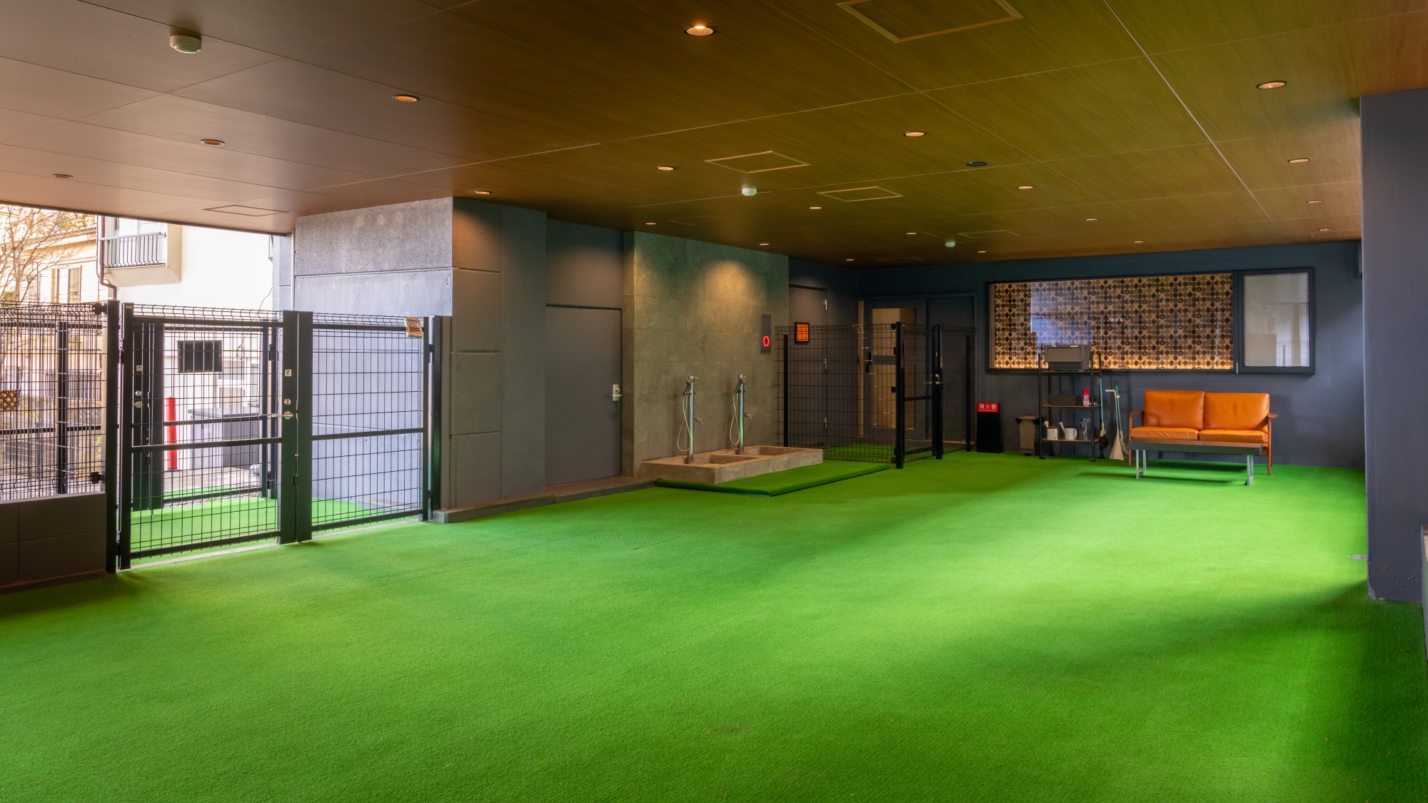 【全天候型ドッグラン】屋根付きの場所にあるので雨天でもご利用いただけます。