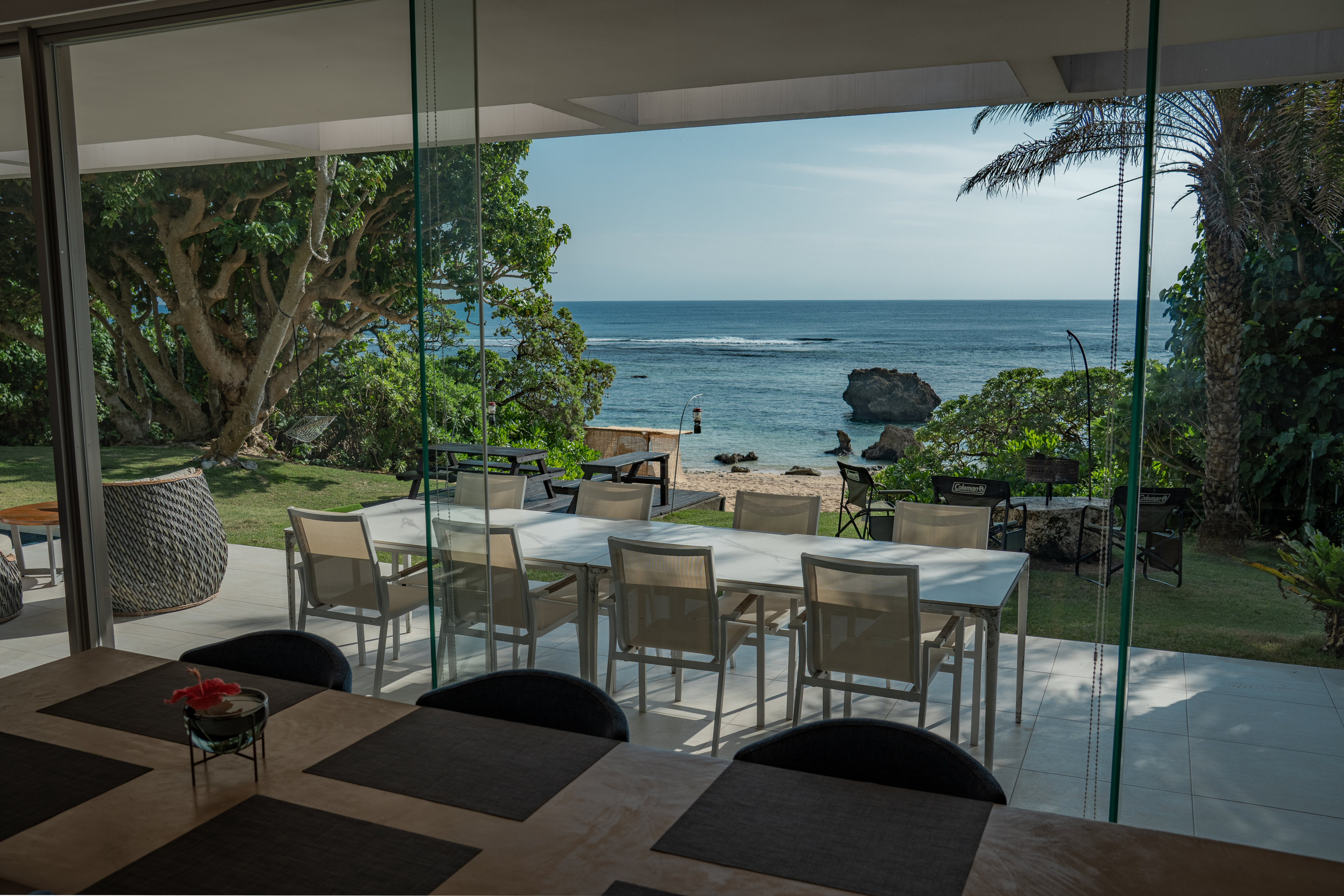 ダイニングから海を望む景色