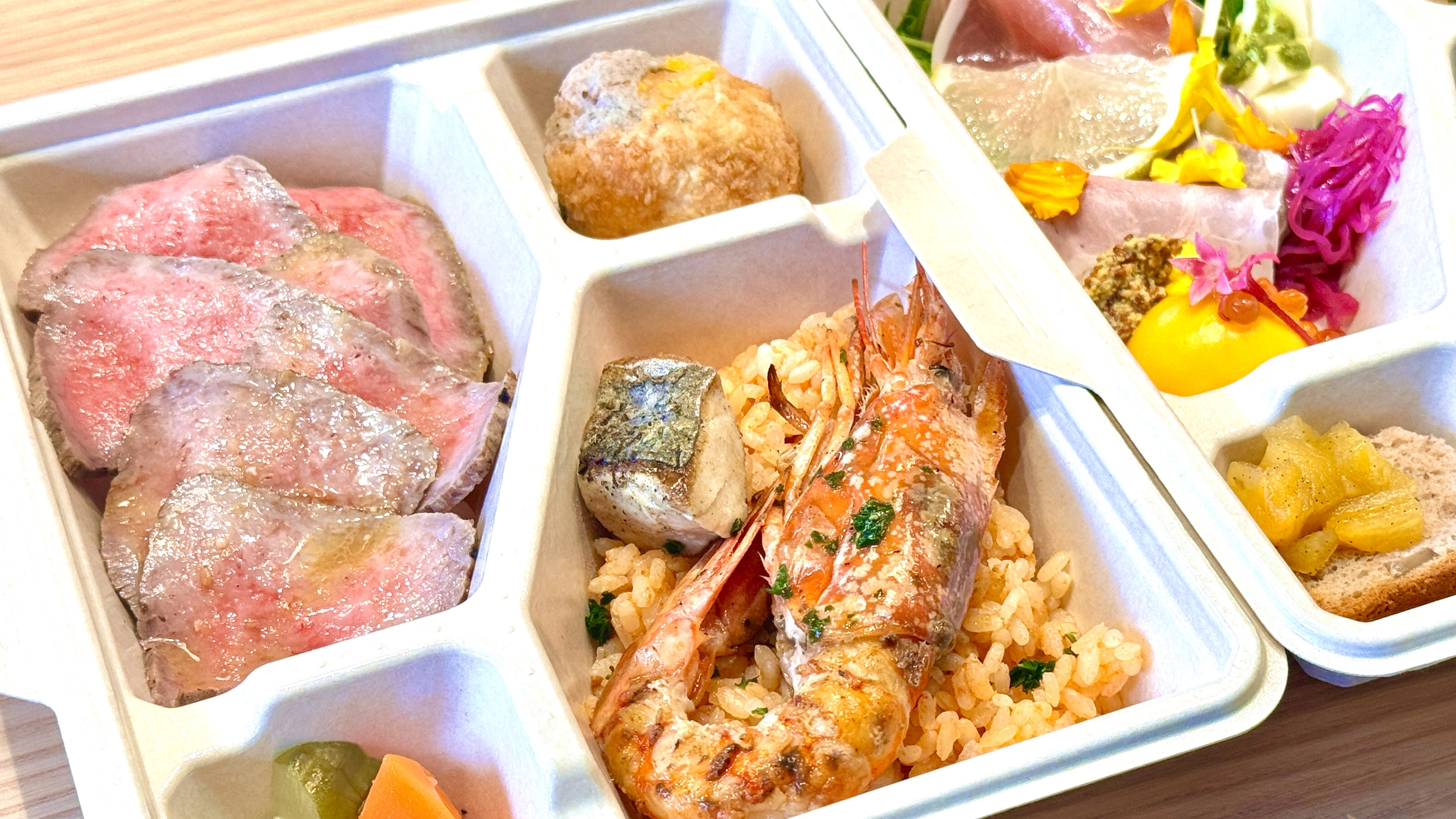 佐賀牛付き贅沢洋食の二段弁当①※盛り付けは一例で一段弁当にまとめる場合もあり。