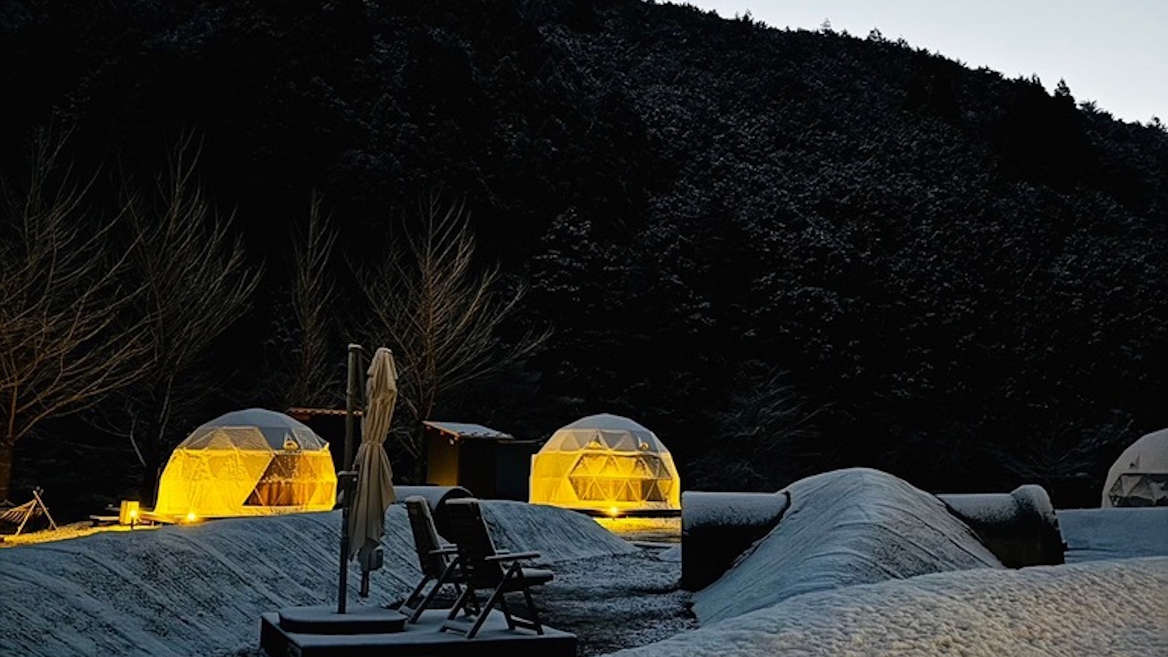 雪の中のかまくらのようなドームテント