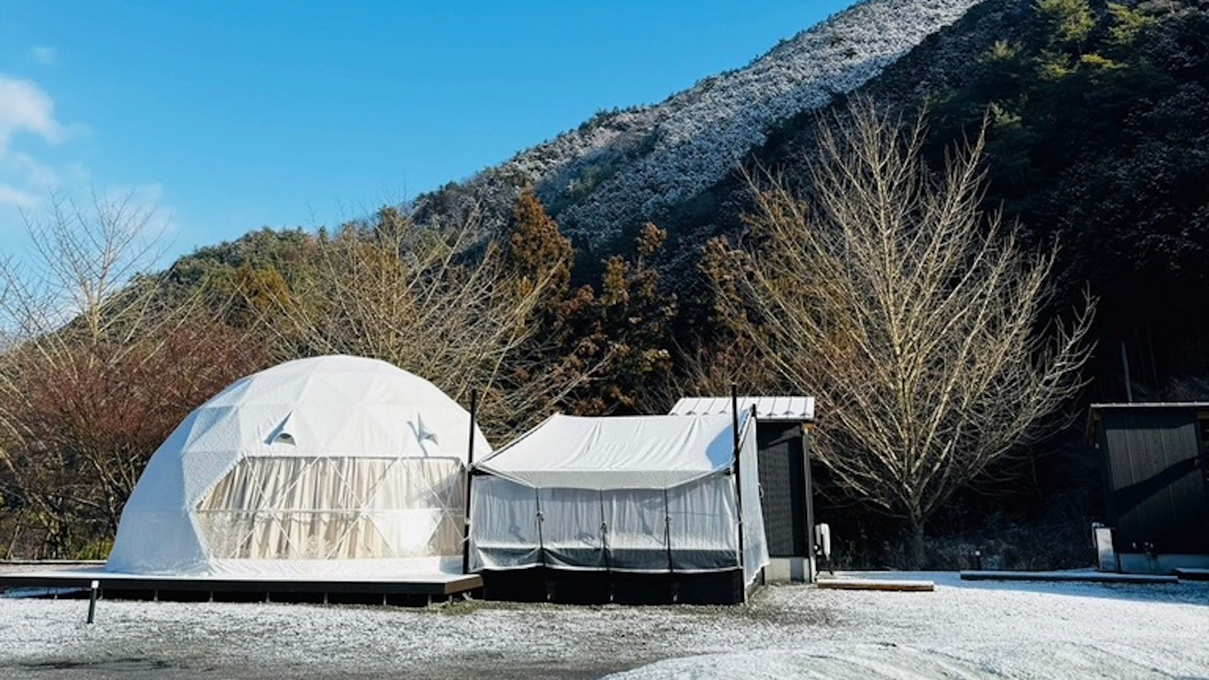 雪の中のかまくらのようなドームテント