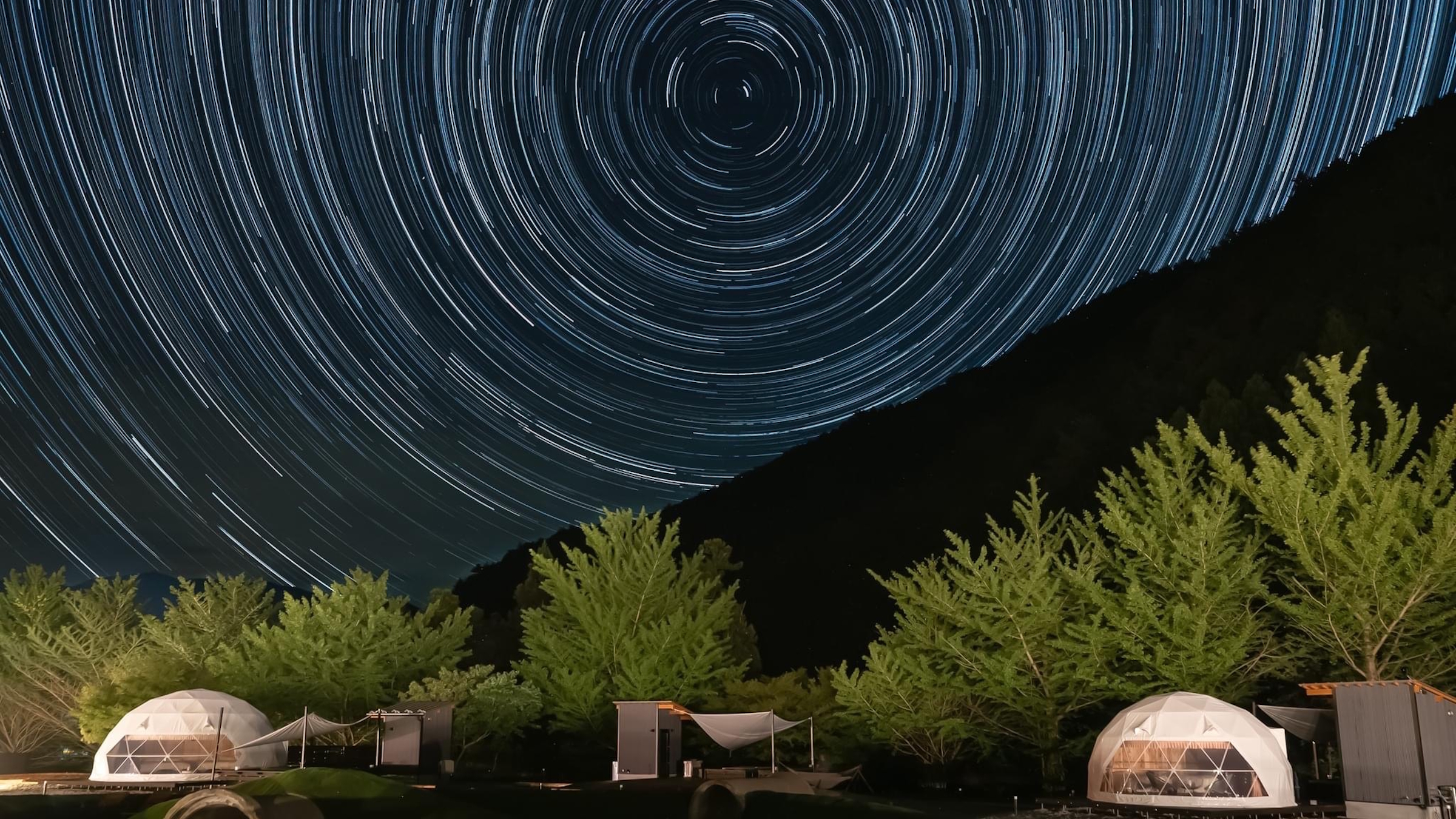 満天の星空の下でグランピング