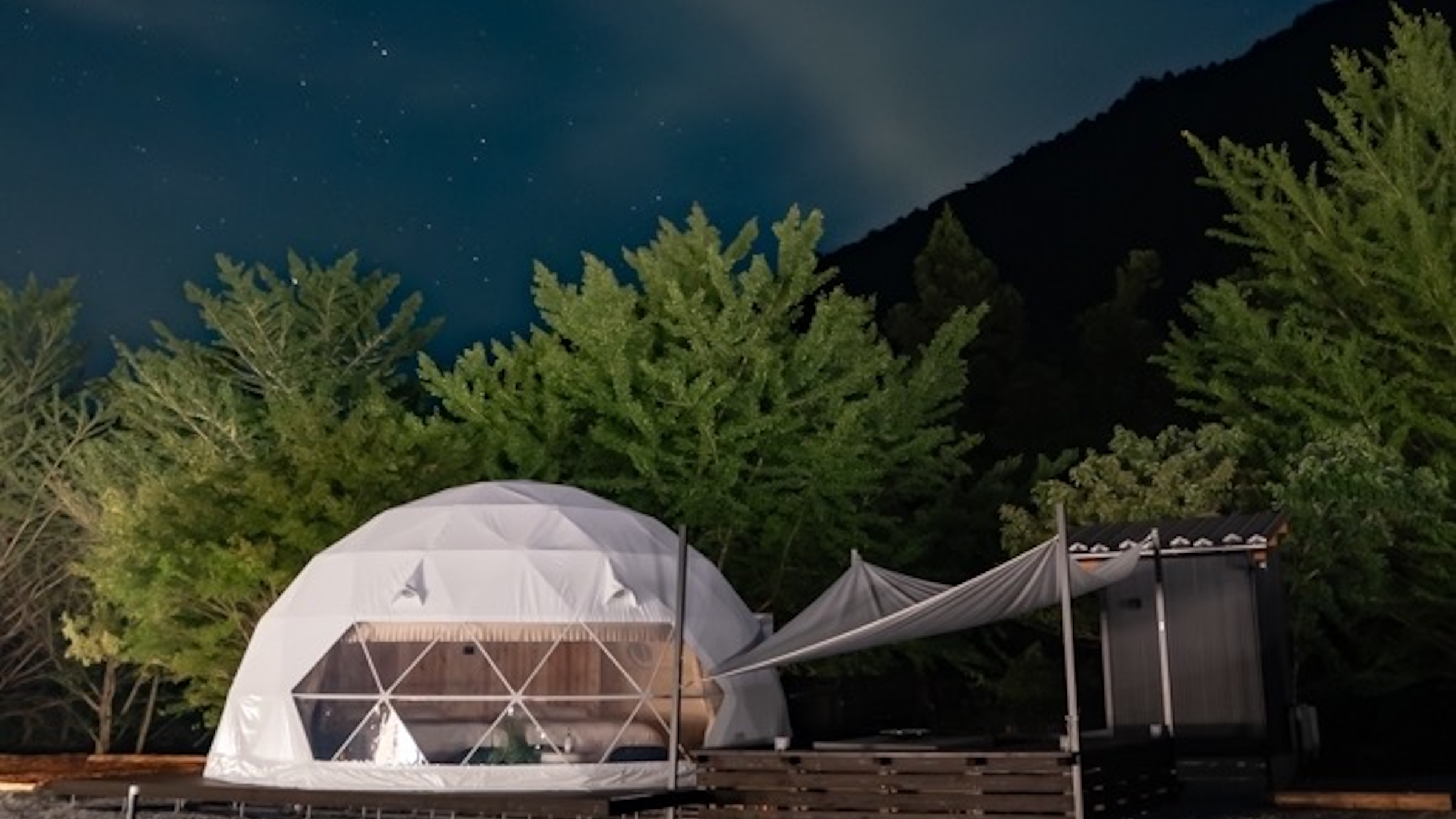 夜のドームテント