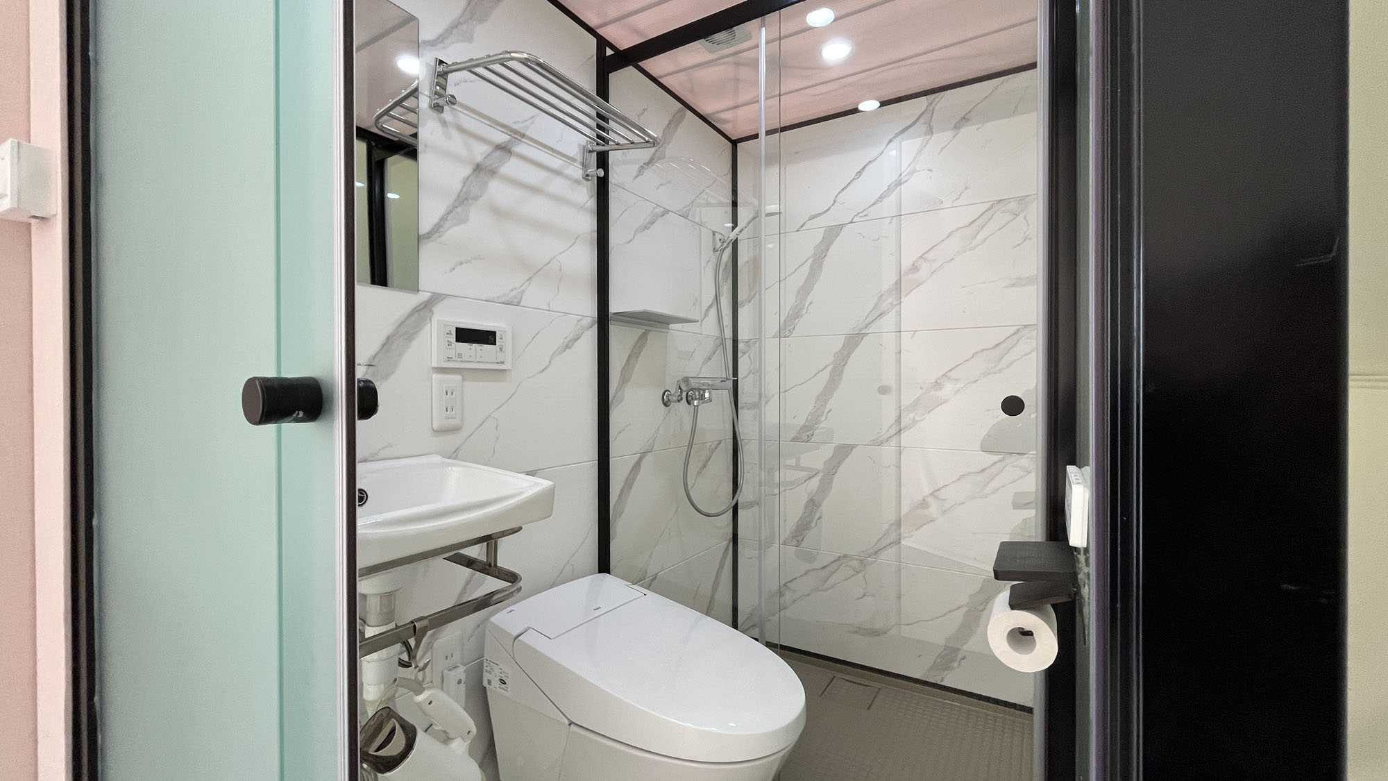 客室内にトイレ・シャワー完備。快適に過ごせるドームテント*