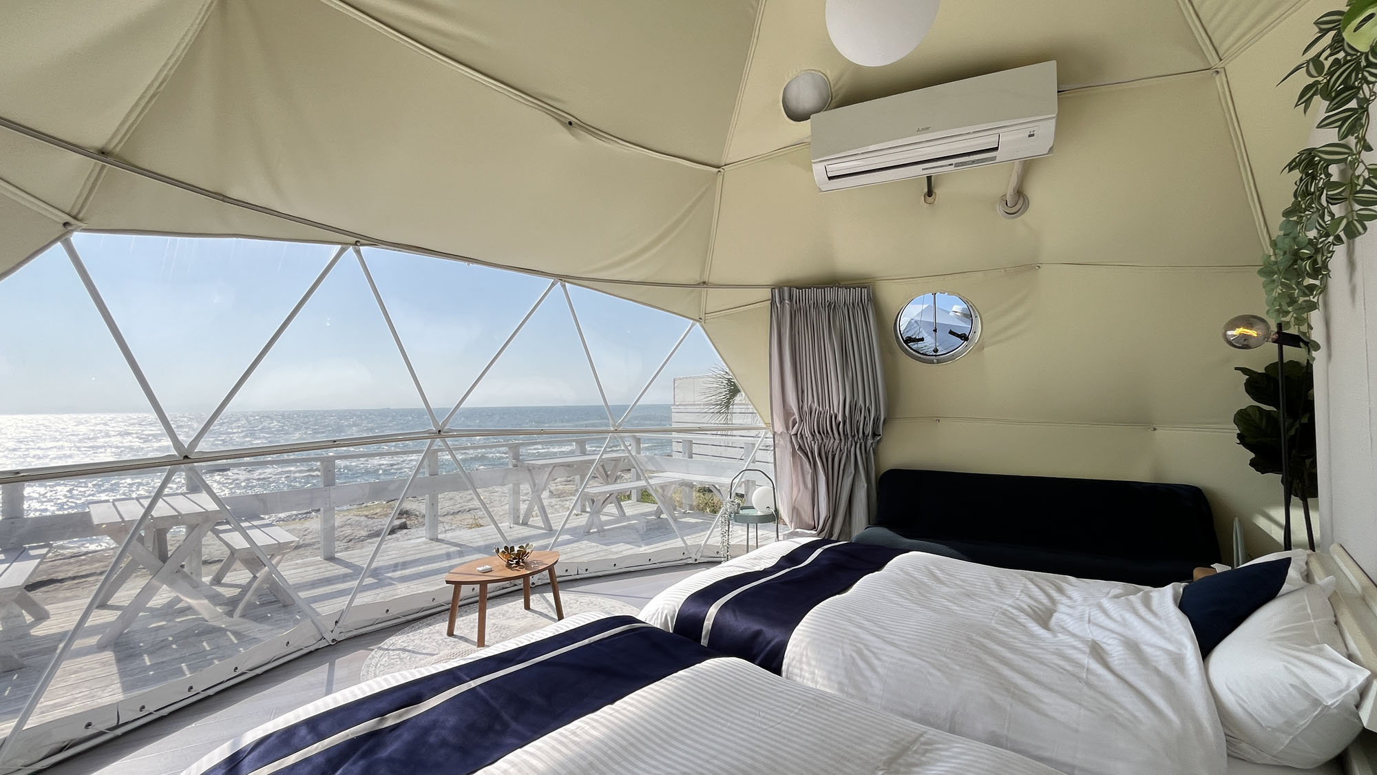 大きな窓から海を望む、開放感あふれるドームテント1*
