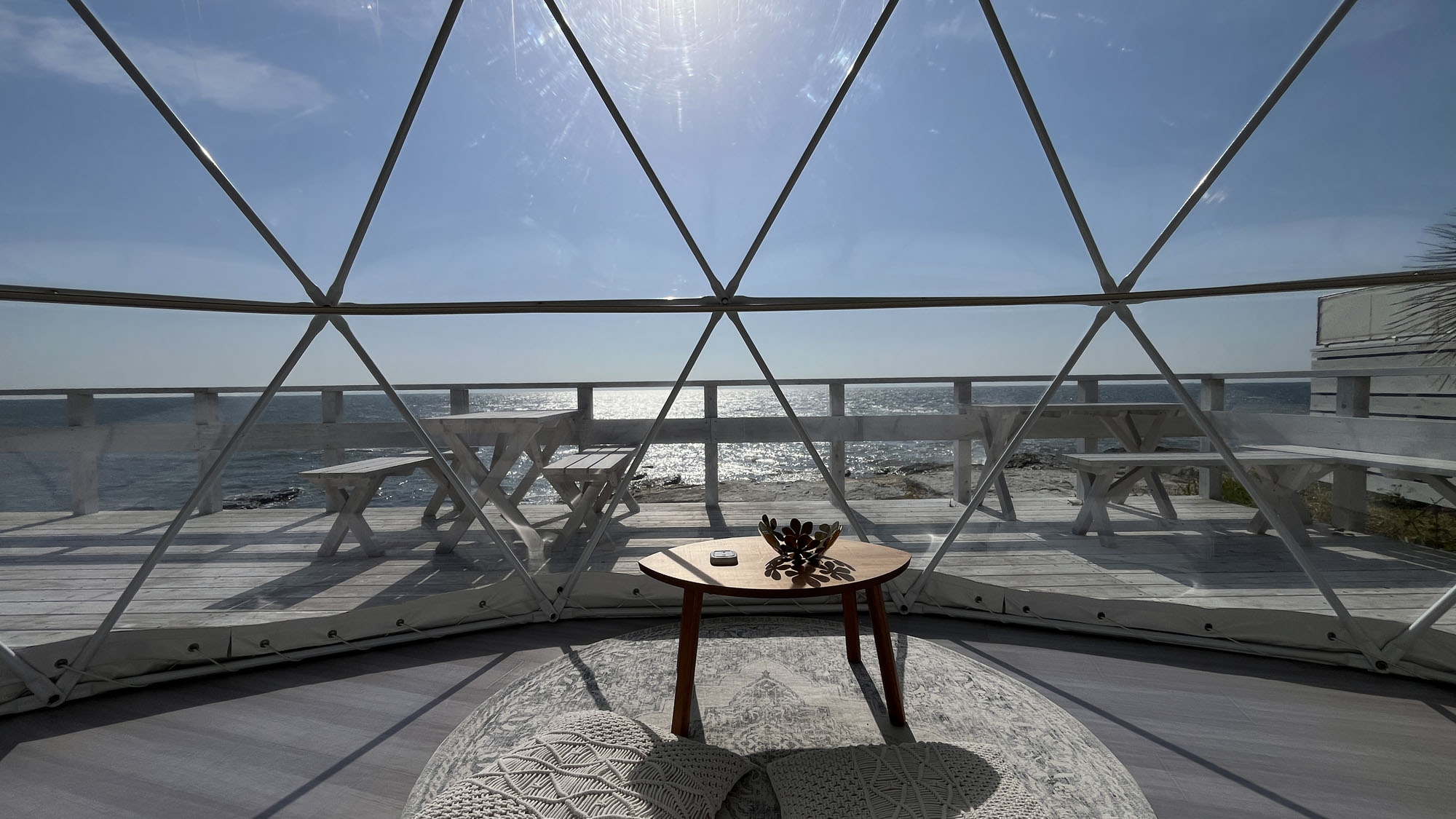 朝から夕暮れまで、海景色を楽しめるドームテント1*