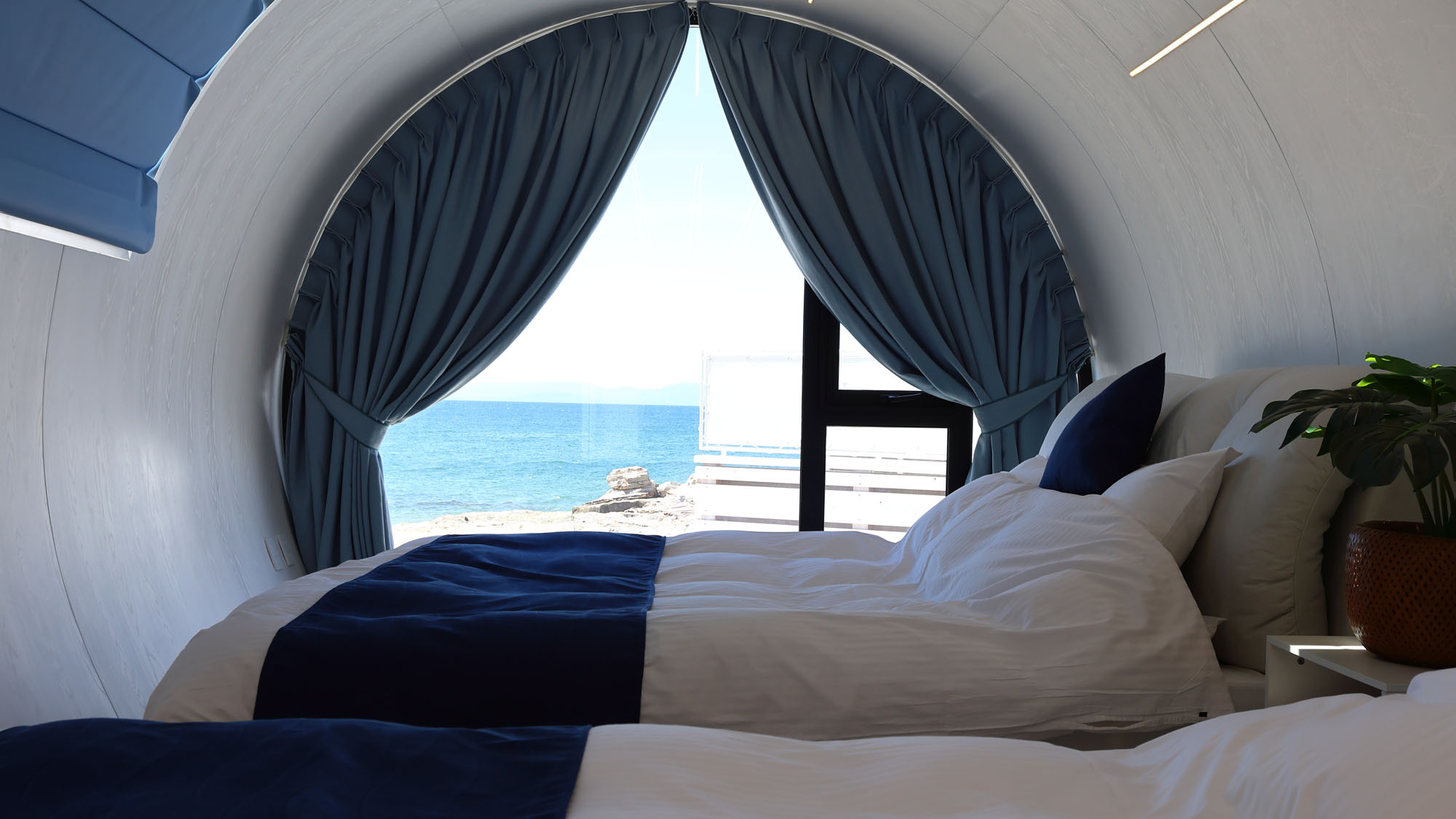 カーテンを開けると海が広がる、特別なロケーションのトレーラーハウス*