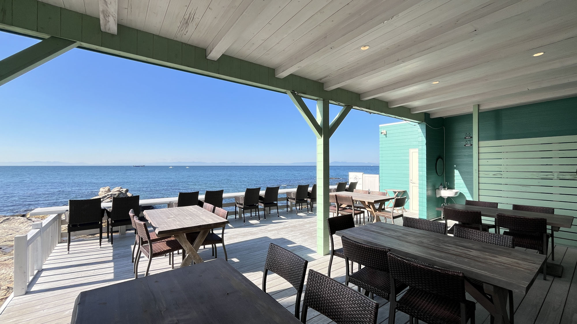 目の前に海が広がる、開放感あふれるカフェテラス*